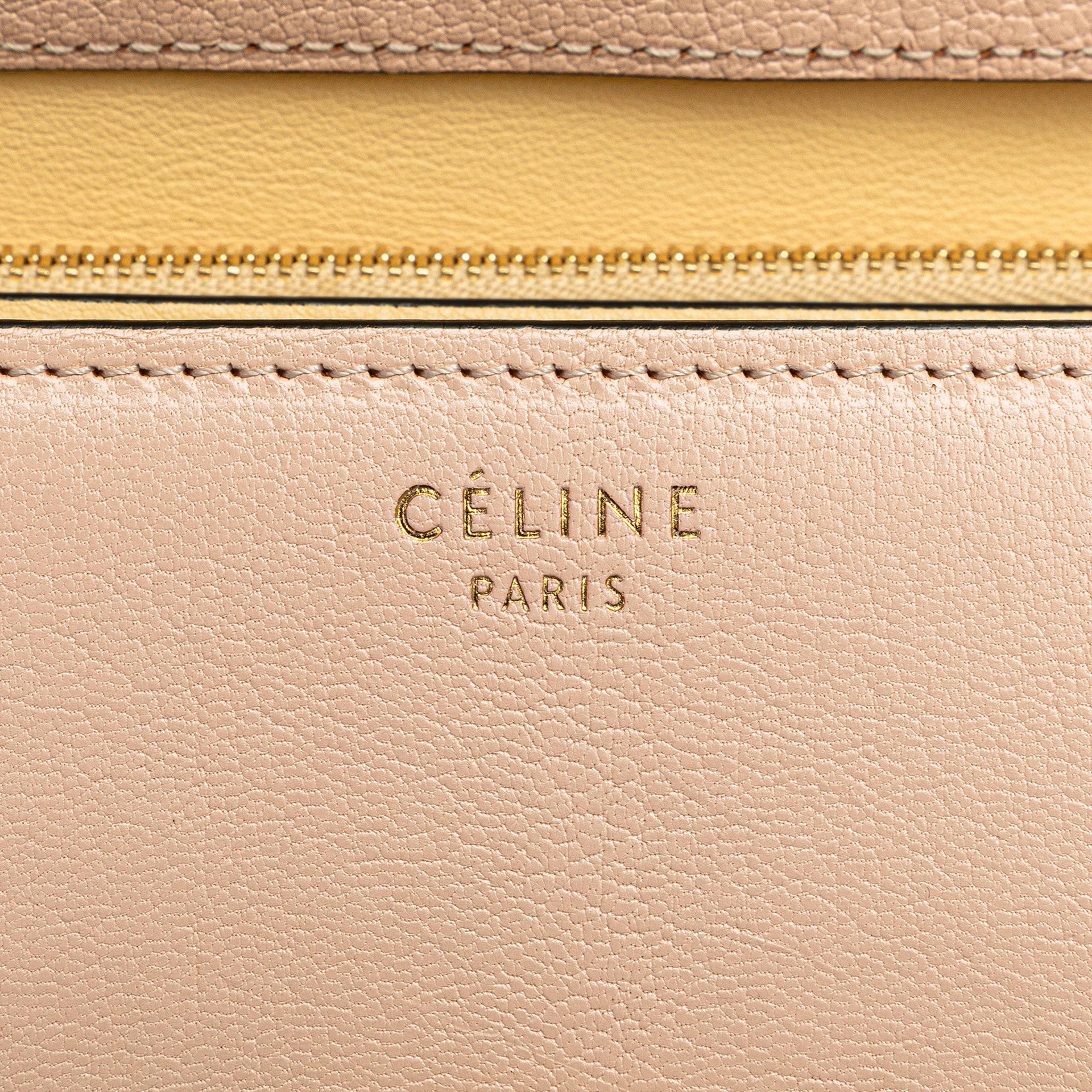 Celine Medium Calfskin Classic Box, från Luxclusif, i färgen light pink. Klicka för att öppna bilden i stort format