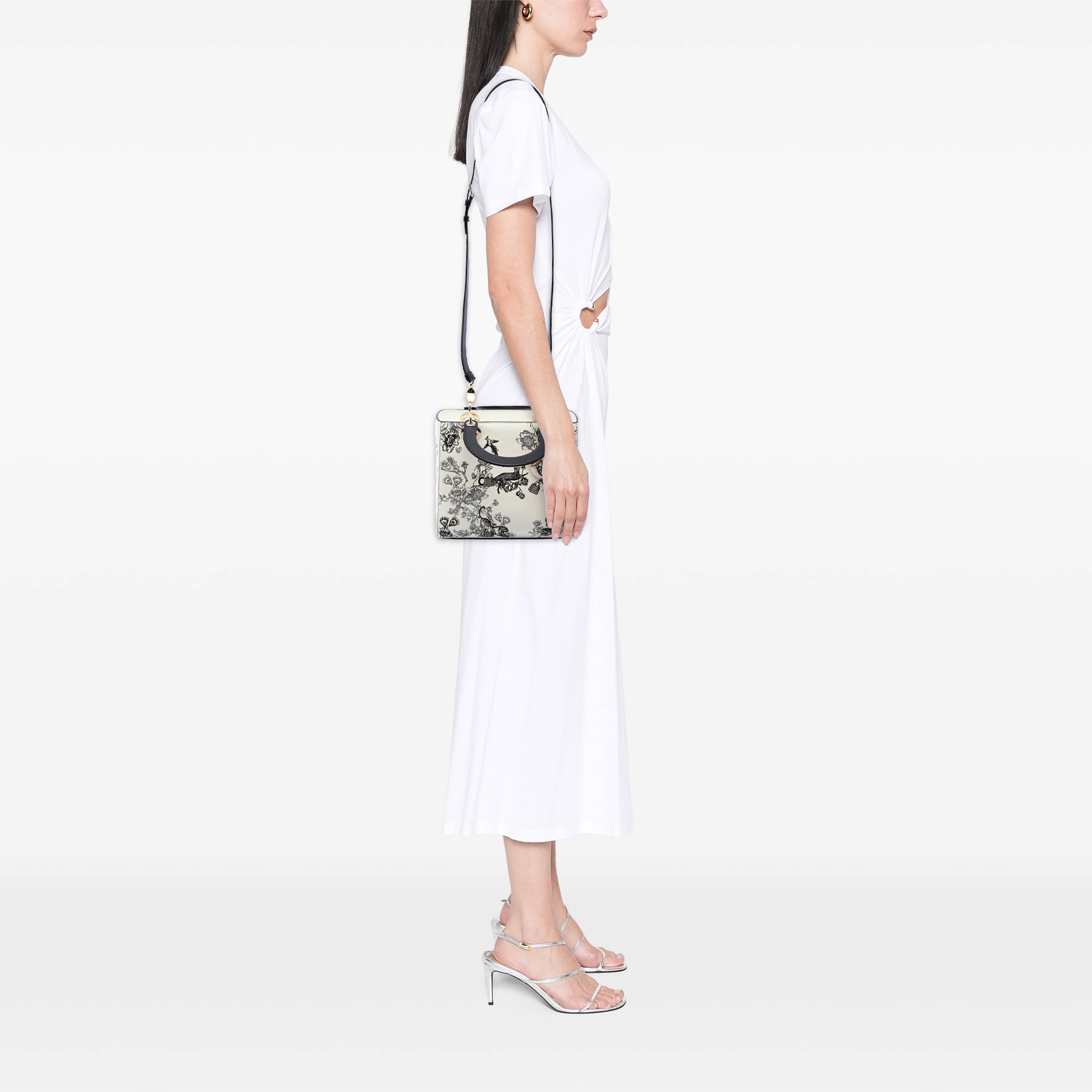 Dior Medium Patent Toile De Jouy Lady Dior, från Luxclusif, i färgen vit. Klicka för att öppna bilden i stort format
