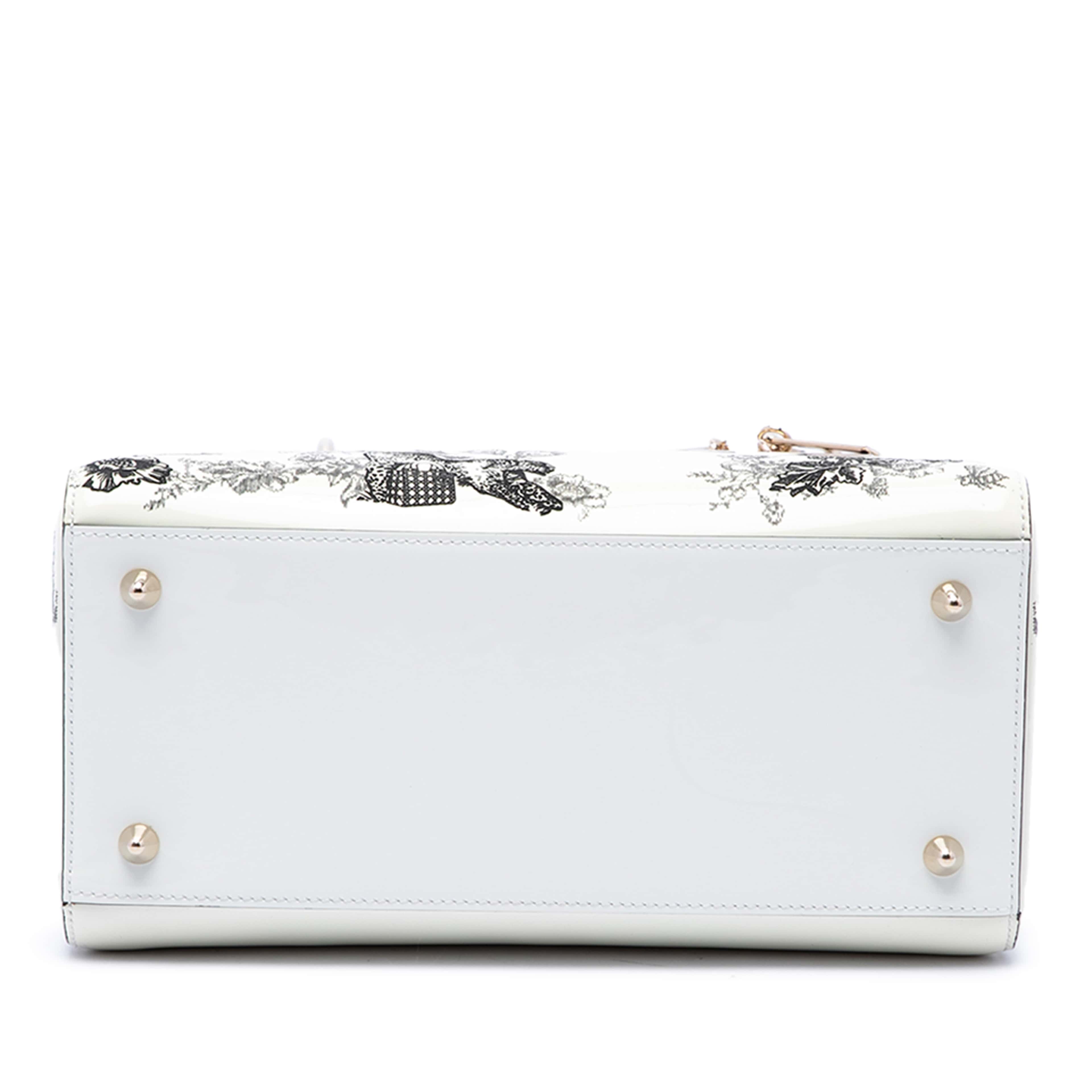 Dior Medium Patent Toile De Jouy Lady Dior, från Luxclusif, i färgen vit. Klicka för att öppna bilden i stort format