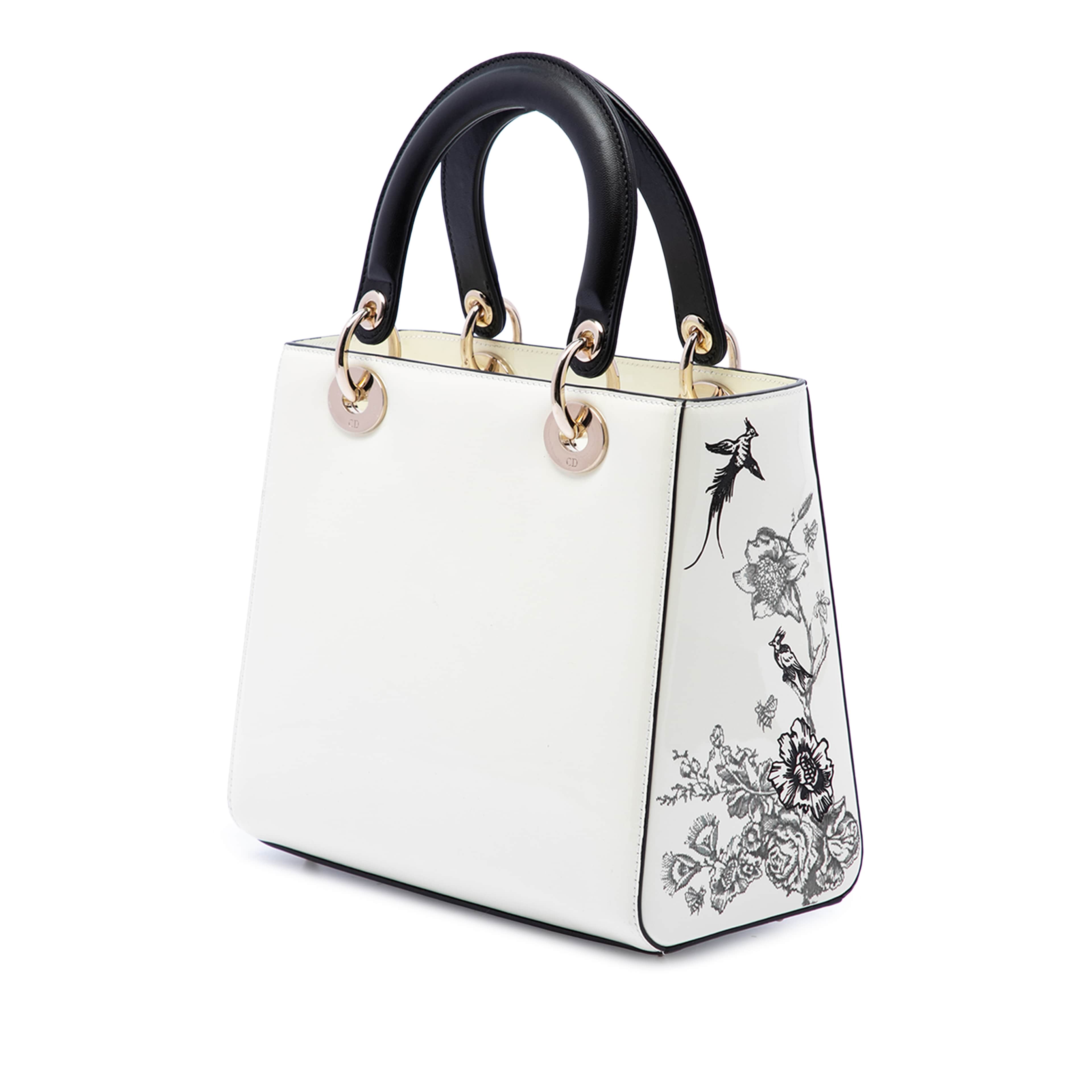 Dior Medium Patent Toile De Jouy Lady Dior, från Luxclusif, i färgen vit. Klicka för att öppna bilden i stort format
