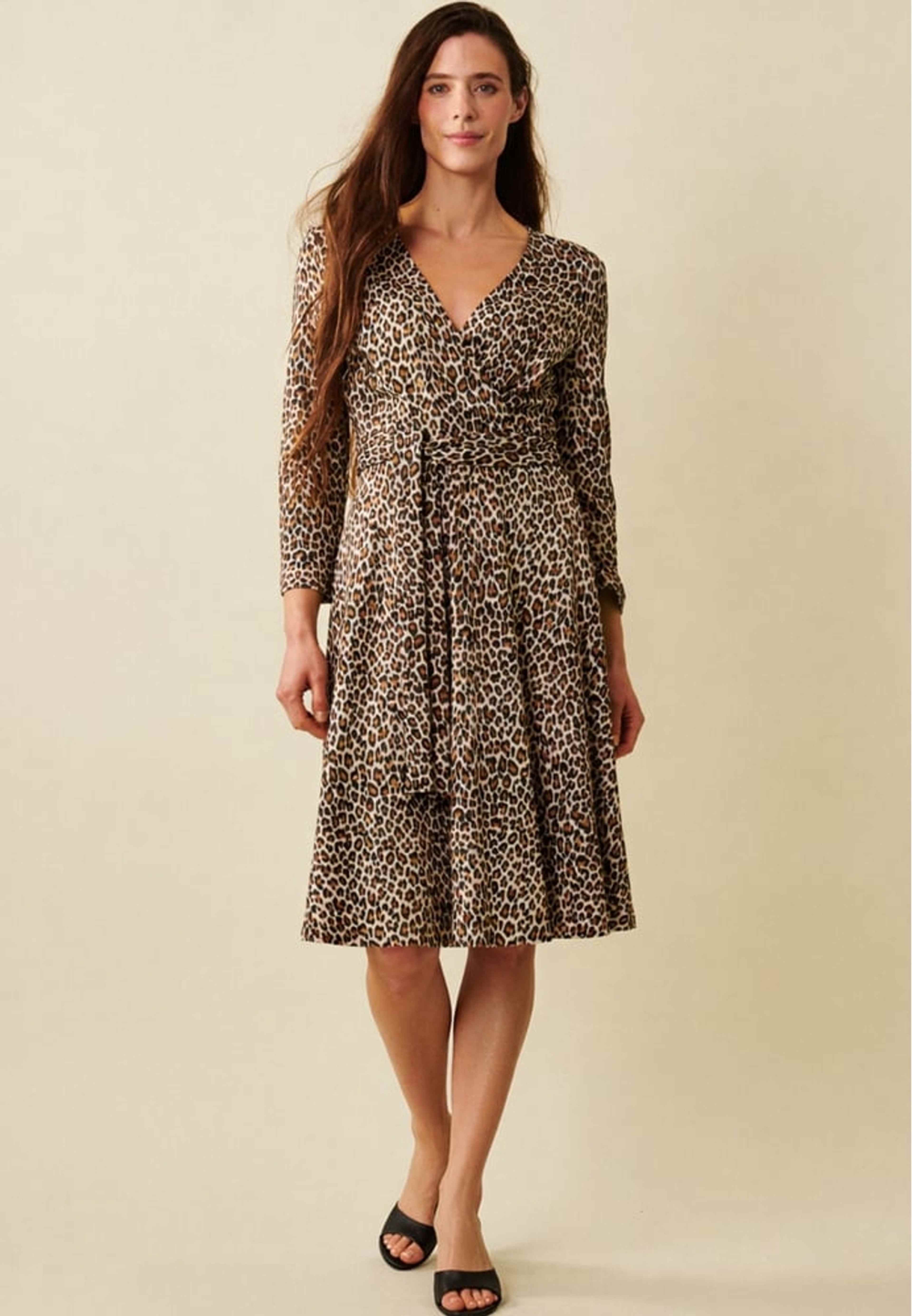 Stacy Dress, från Jumperfabriken, i färgen beige. Klicka för att öppna bilden i stort format