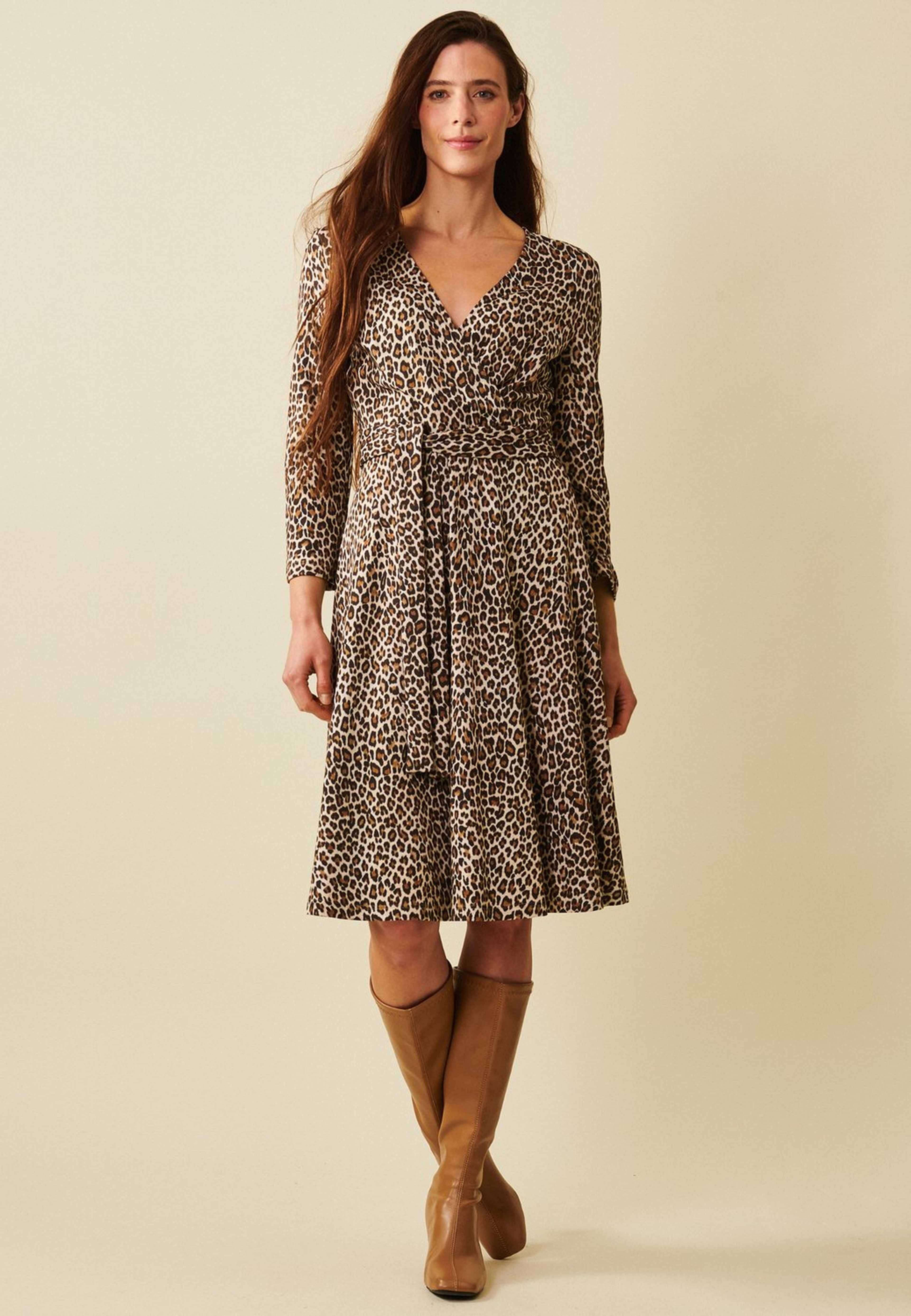 Stacy Dress, från Jumperfabriken, i färgen beige. Klicka för att öppna bilden i stort format