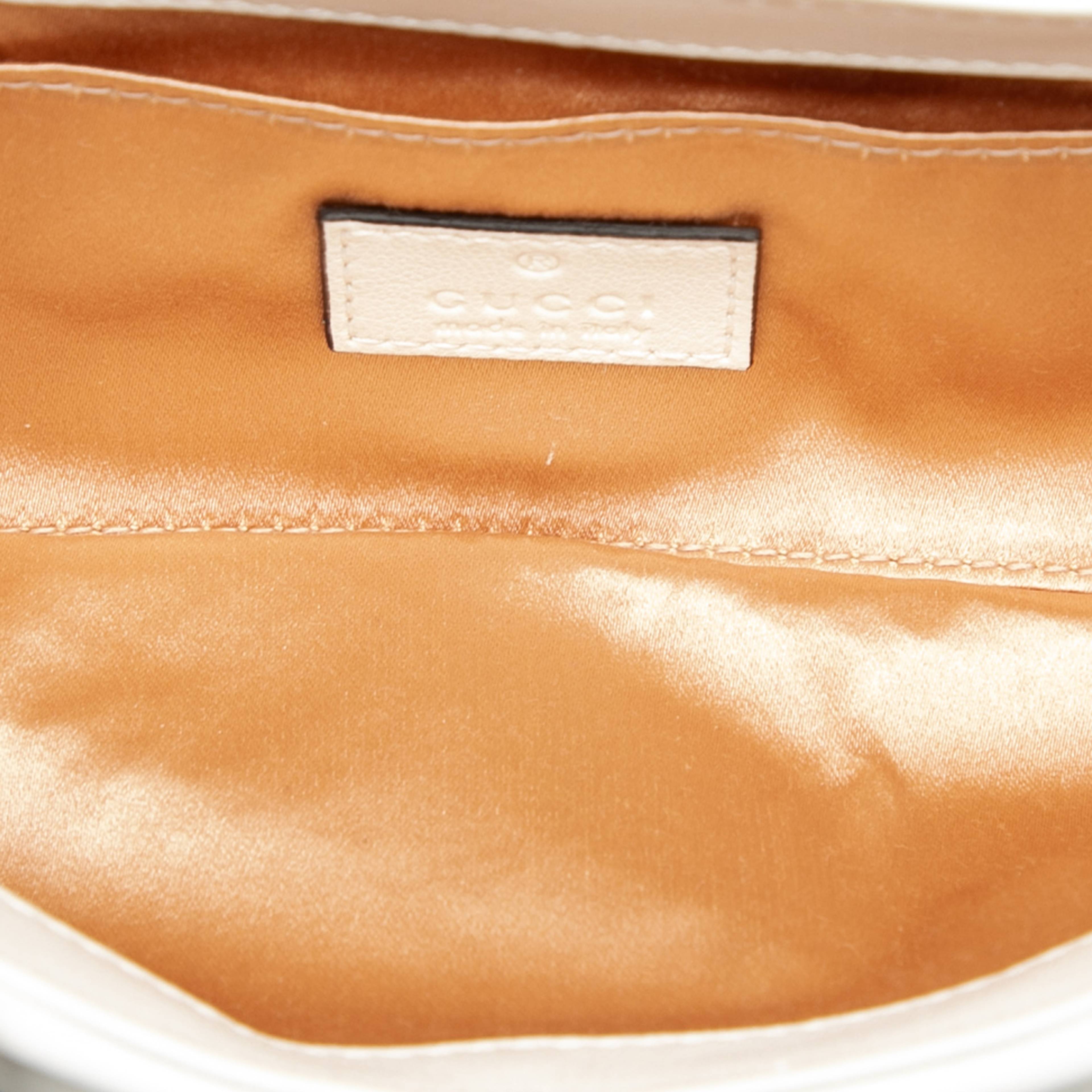 Gucci Small Quilted Leather Horsebit Chain Satchel, från Luxclusif, i färgen white. Klicka för att öppna bilden i stort format