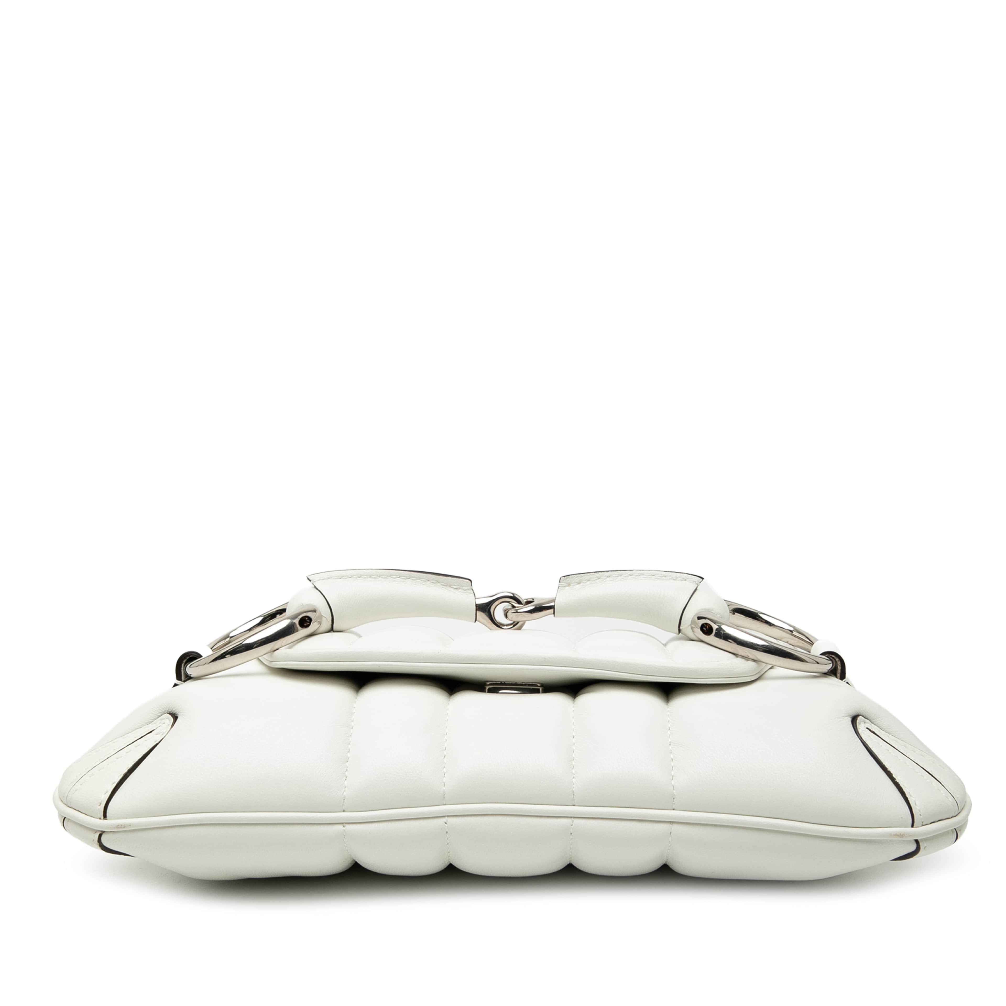 Gucci Small Quilted Leather Horsebit Chain Satchel, från Luxclusif, i färgen white. Klicka för att öppna bilden i stort format