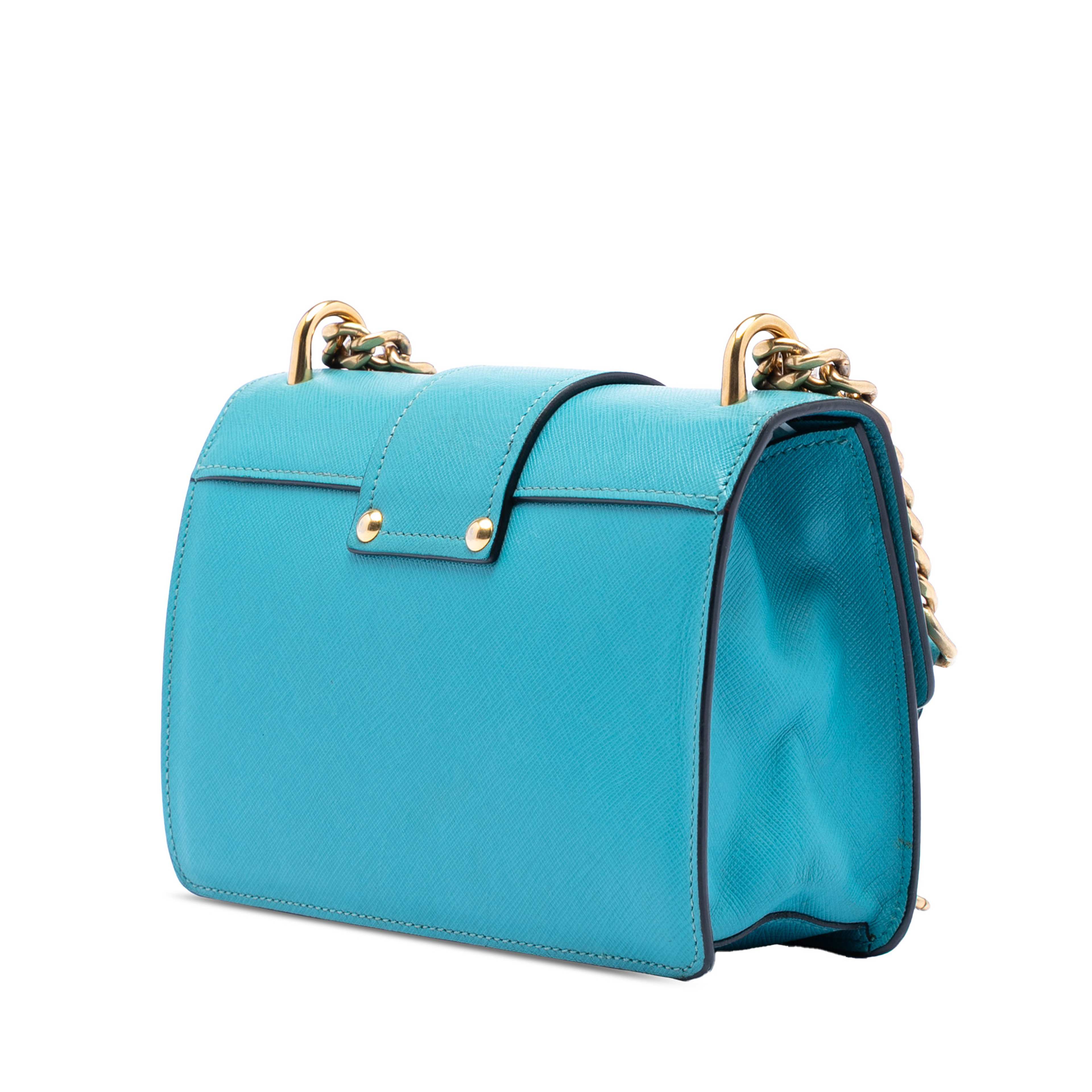 Prada Saffiano Lux Turnlock Chain Crossbody, från Luxclusif, i färgen turquoise. Klicka för att öppna bilden i stort format