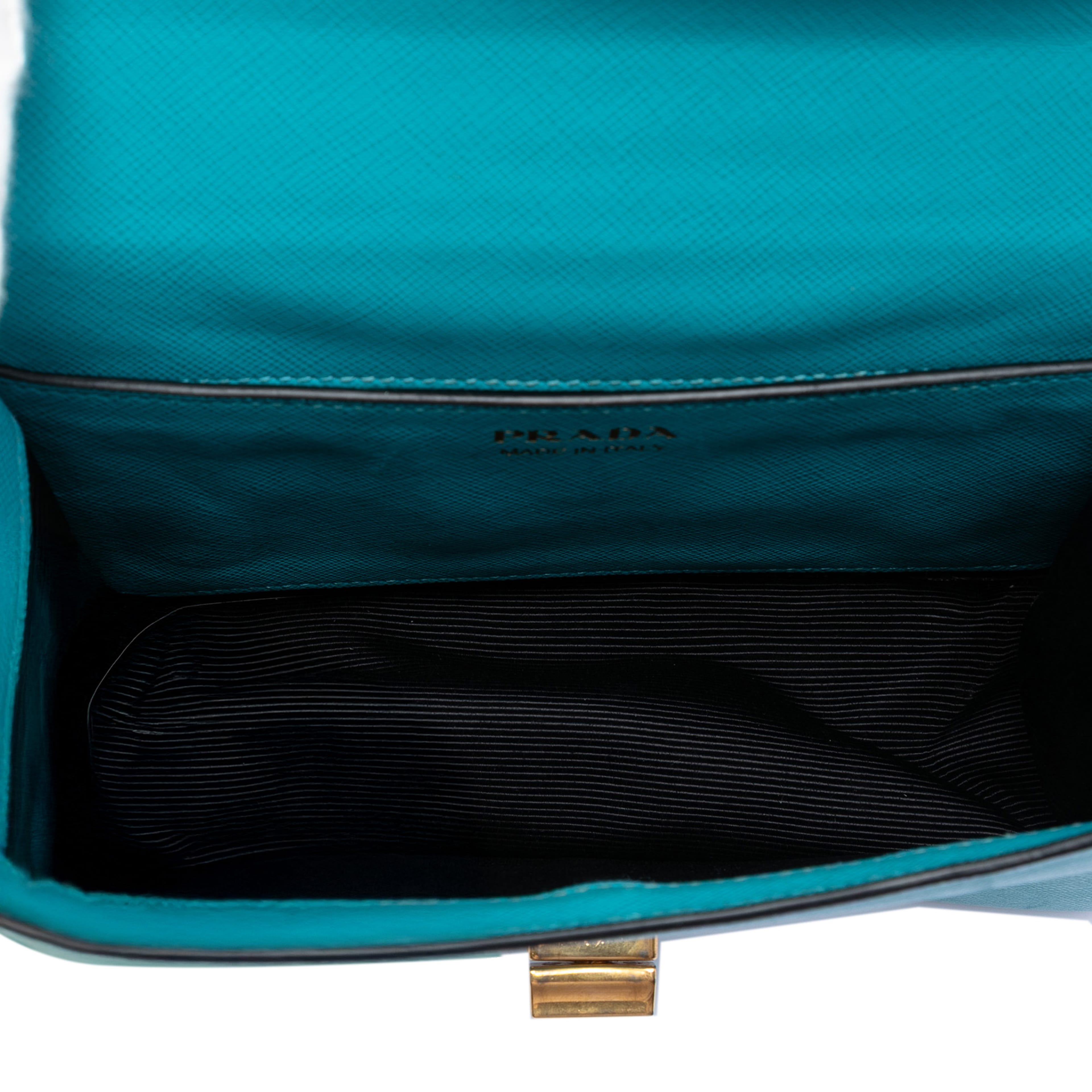 Prada Saffiano Lux Turnlock Chain Crossbody, från Luxclusif, i färgen turquoise. Klicka för att öppna bilden i stort format