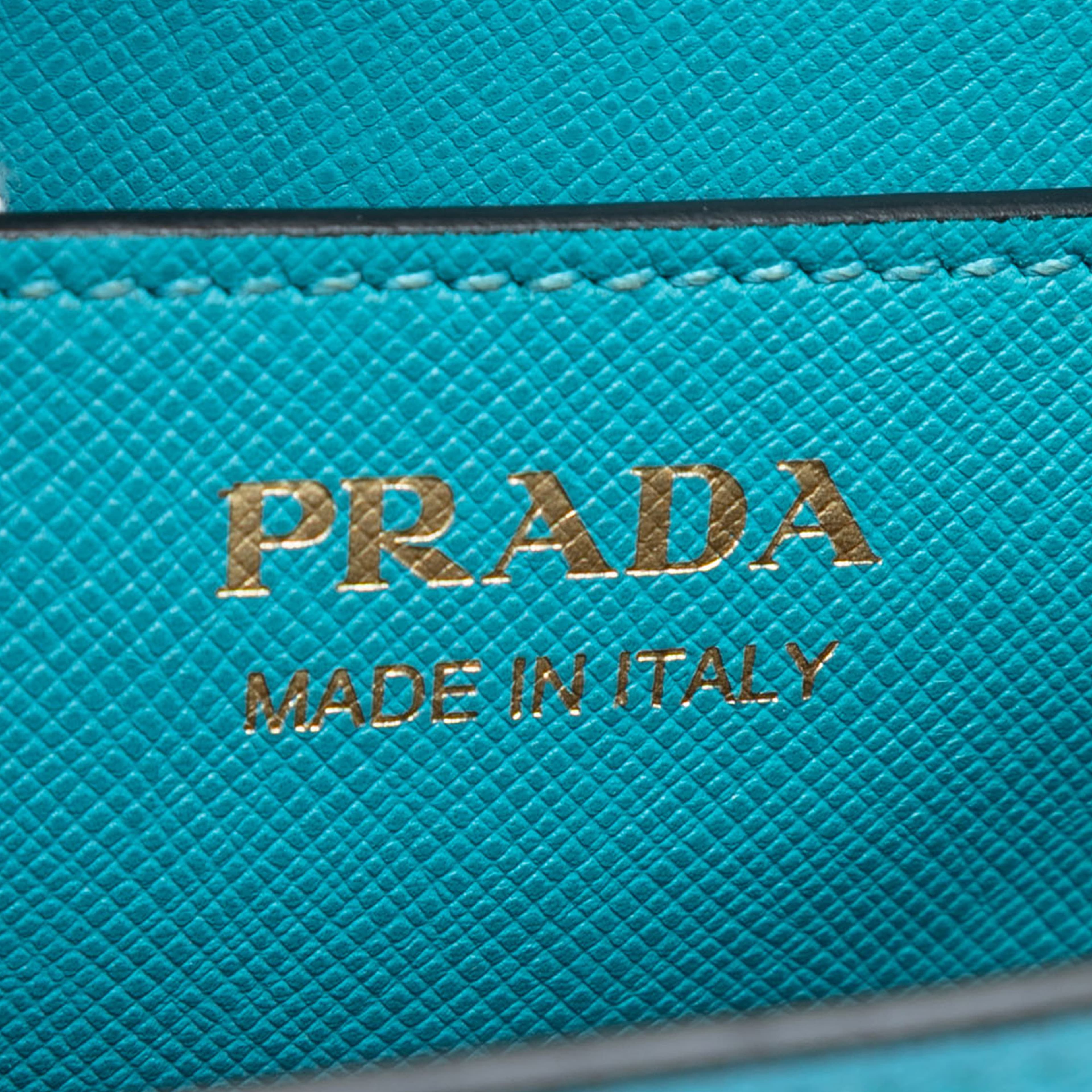 Prada Saffiano Lux Turnlock Chain Crossbody, från Luxclusif, i färgen turquoise. Klicka för att öppna bilden i stort format