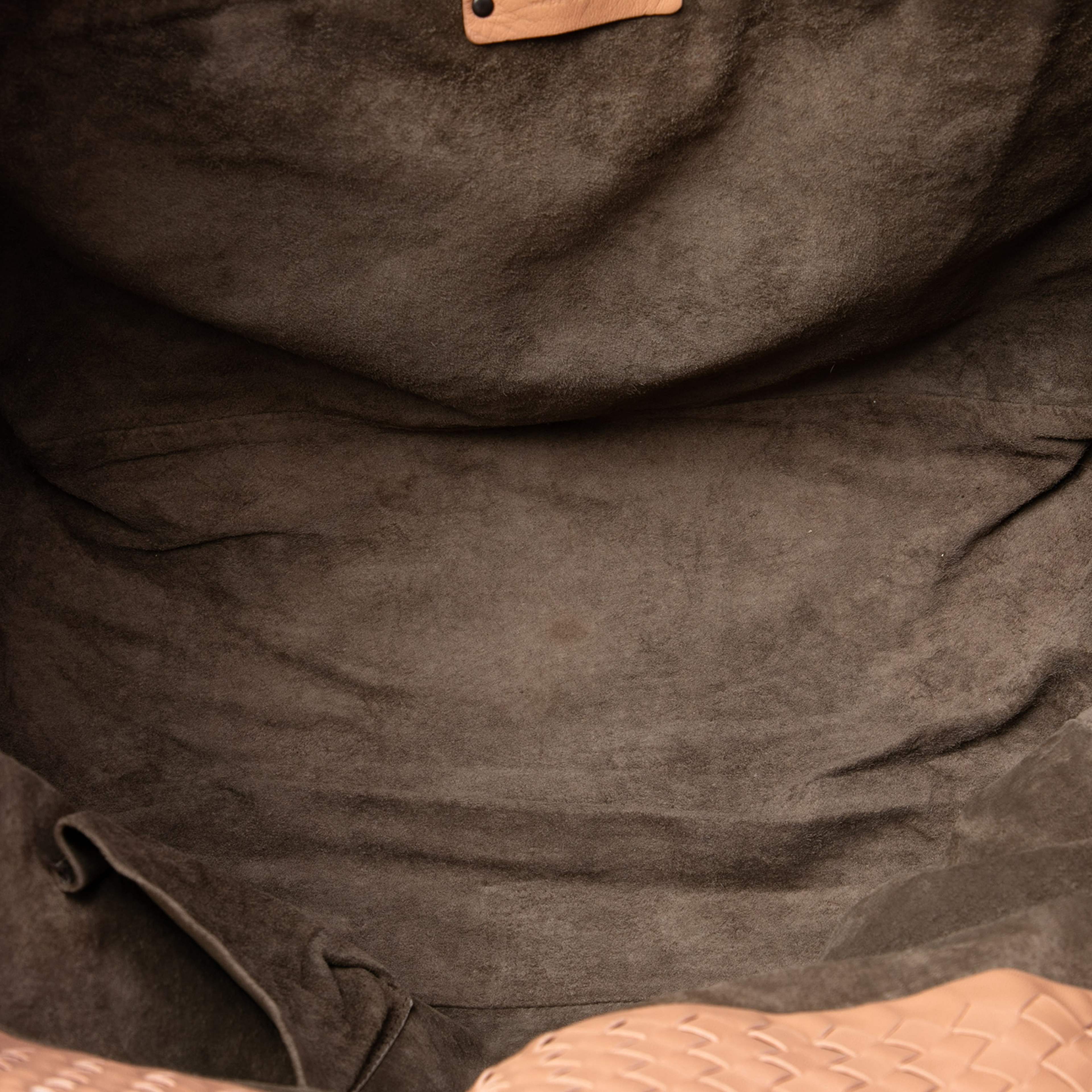 Bottega Veneta Large Nappa Intrecciato Cesta Tote, från Luxclusif, i färgen brun. Klicka för att öppna bilden i stort format