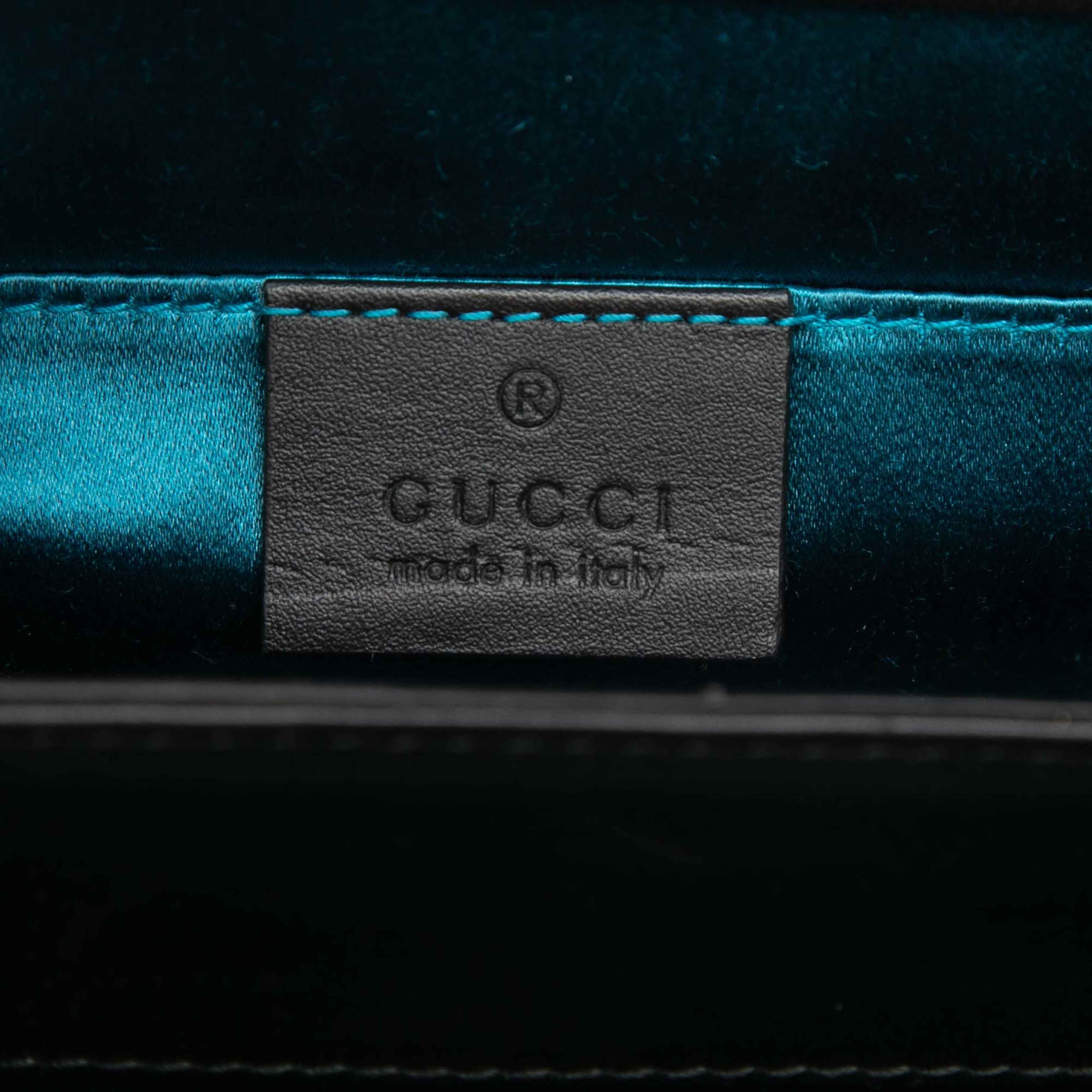 Gucci Small Suede Ophidia Chain Crossbody, från Luxclusif, i färgen red. Klicka för att öppna bilden i stort format