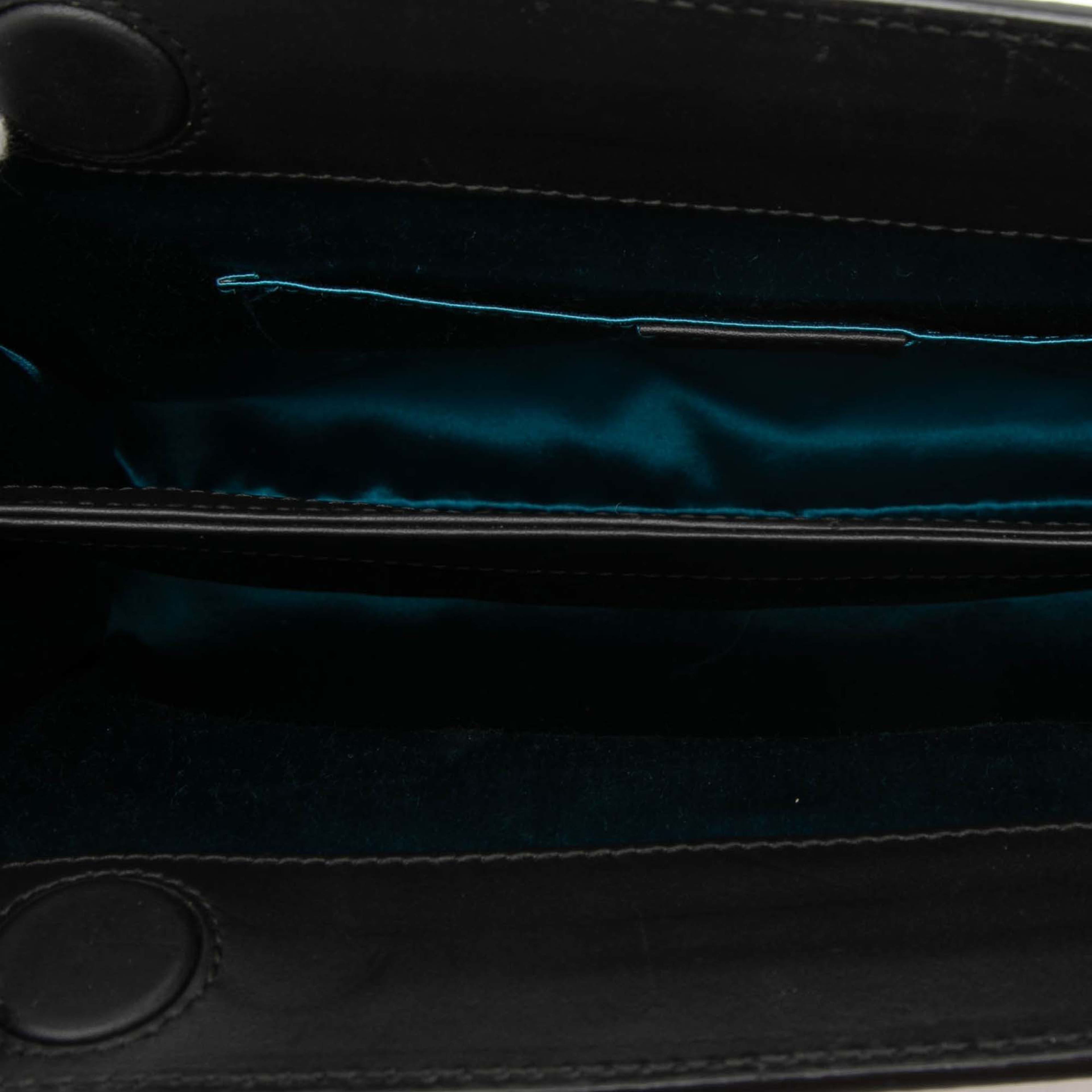 Gucci Small Suede Ophidia Chain Crossbody, från Luxclusif, i färgen red. Klicka för att öppna bilden i stort format