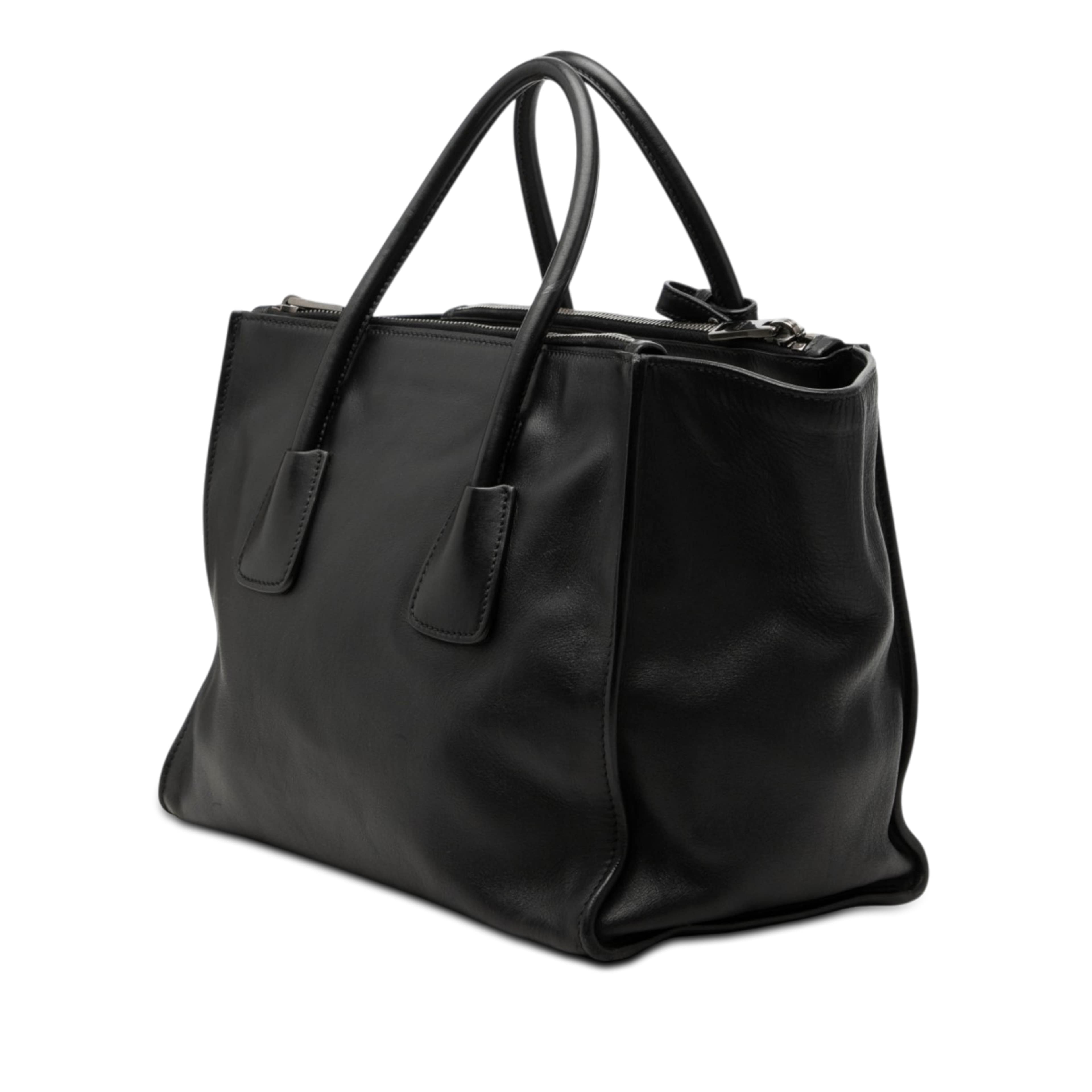 Prada Glace Calf Twin Pocket Double Handle Satchel, från Luxclusif, i färgen black. Klicka för att öppna bilden i stort format