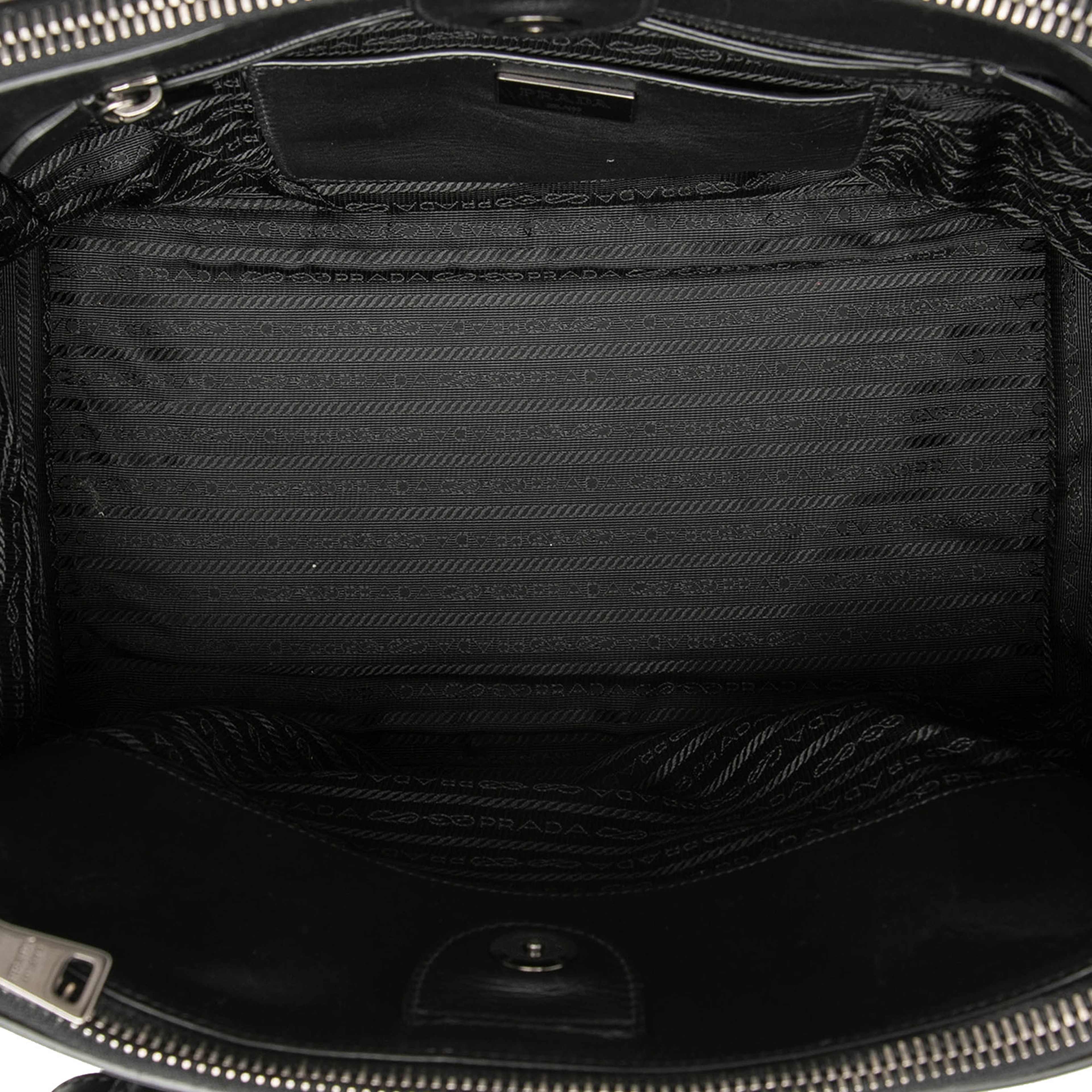 Prada Glace Calf Twin Pocket Double Handle Satchel, från Luxclusif, i färgen black. Klicka för att öppna bilden i stort format