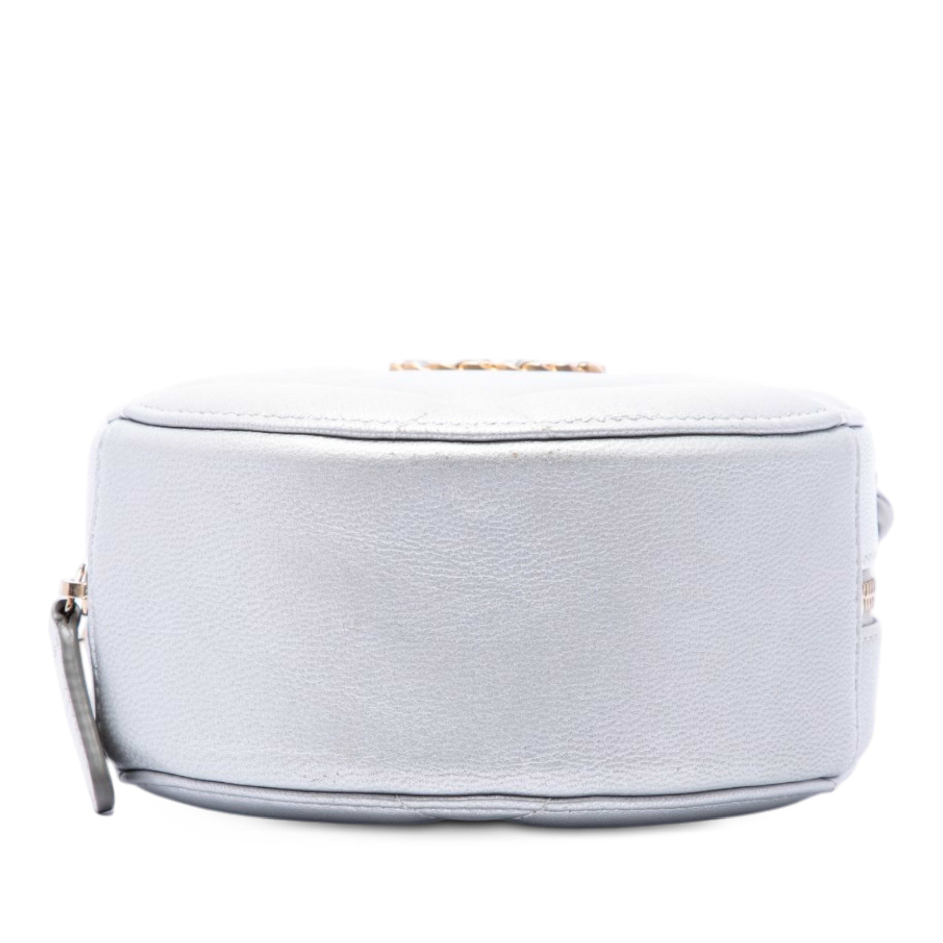 Chanel Metallic Lambskin 19 Round Clutch With Chain, från Luxclusif, i färgen silver. Klicka för att öppna bilden i stort format