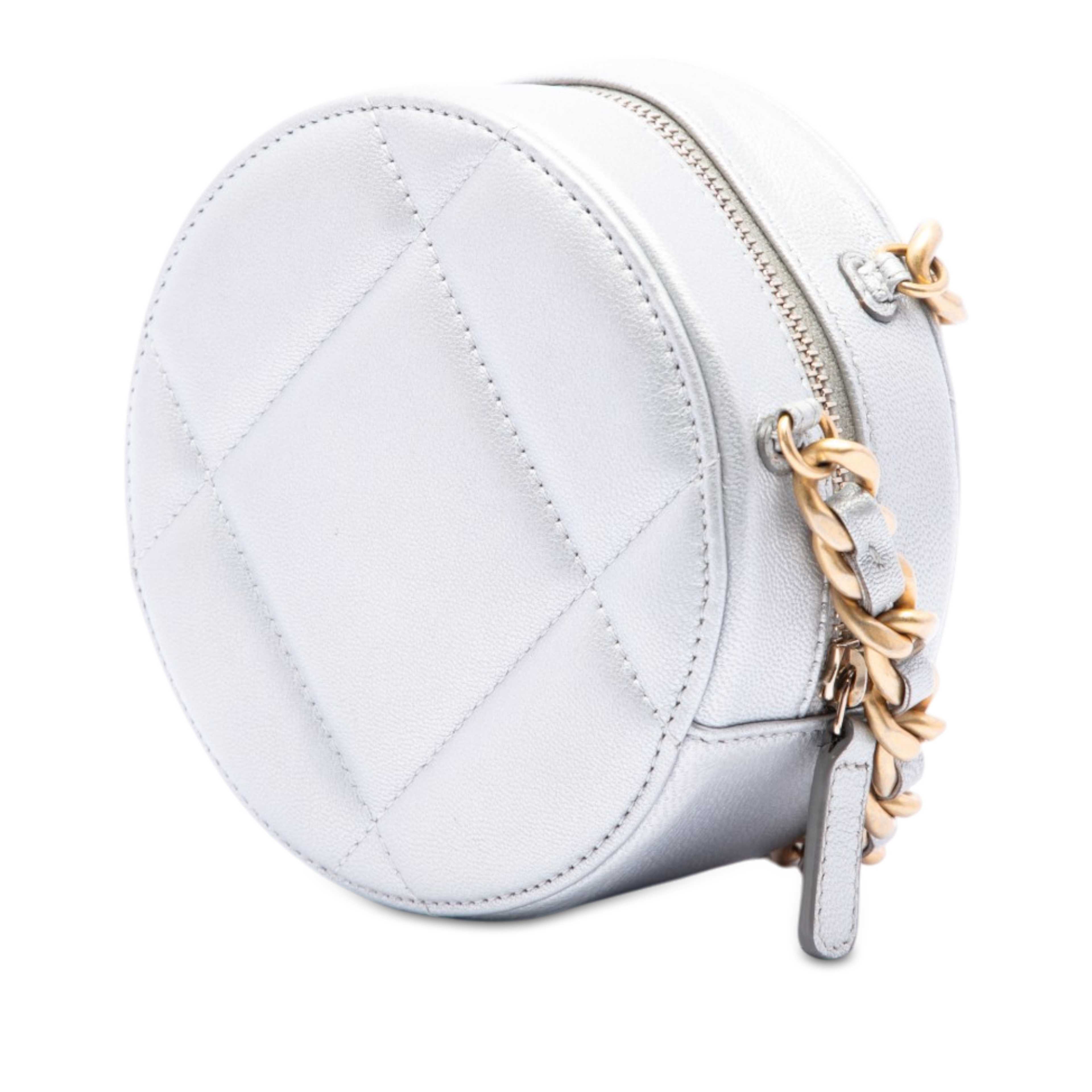 Chanel Metallic Lambskin 19 Round Clutch With Chain, från Luxclusif, i färgen silver. Klicka för att öppna bilden i stort format