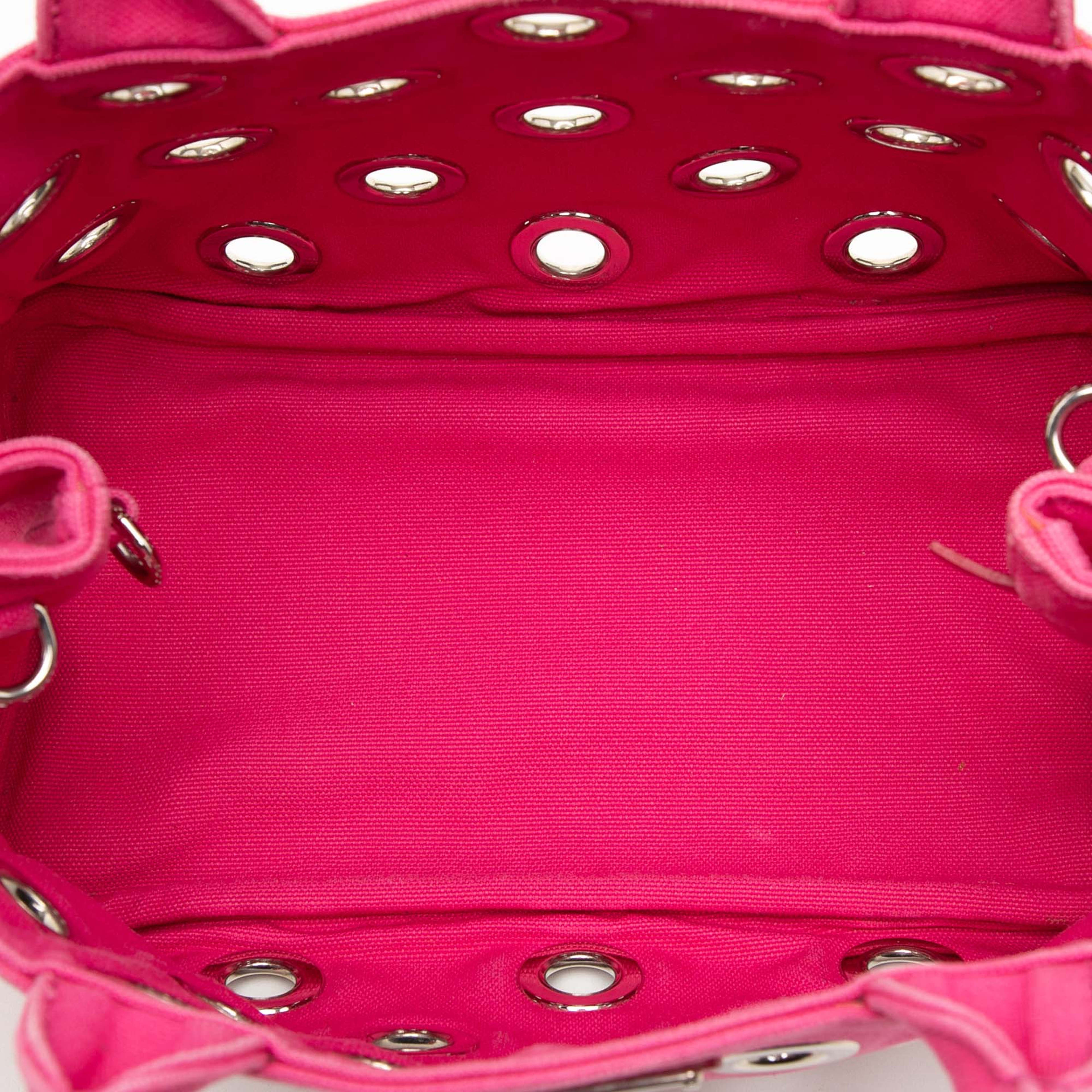 Prada Small Canvas Canapa Grommet Satchel, från Luxclusif, i färgen pink. Klicka för att öppna bilden i stort format