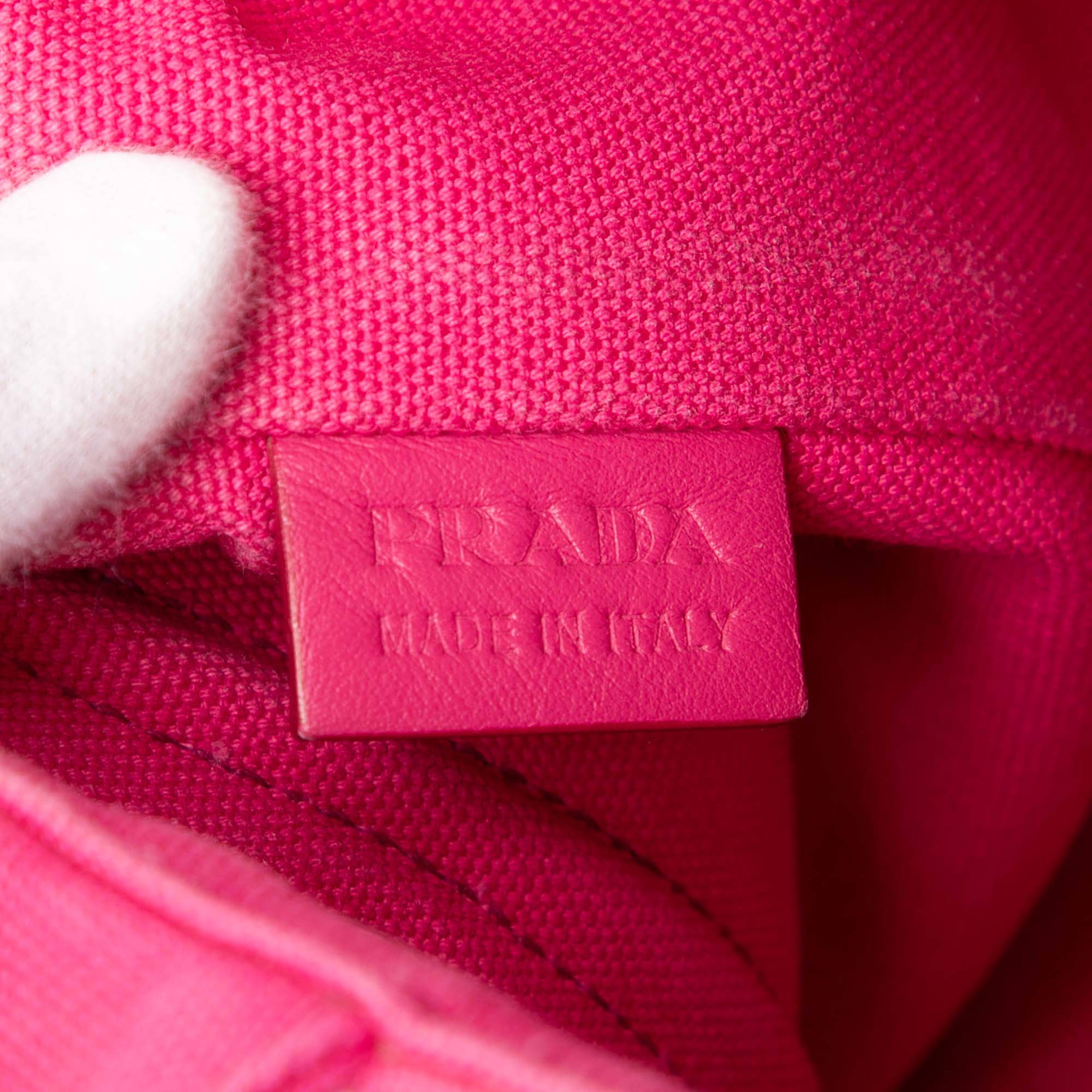 Prada Small Canvas Canapa Grommet Satchel, från Luxclusif, i färgen pink. Klicka för att öppna bilden i stort format