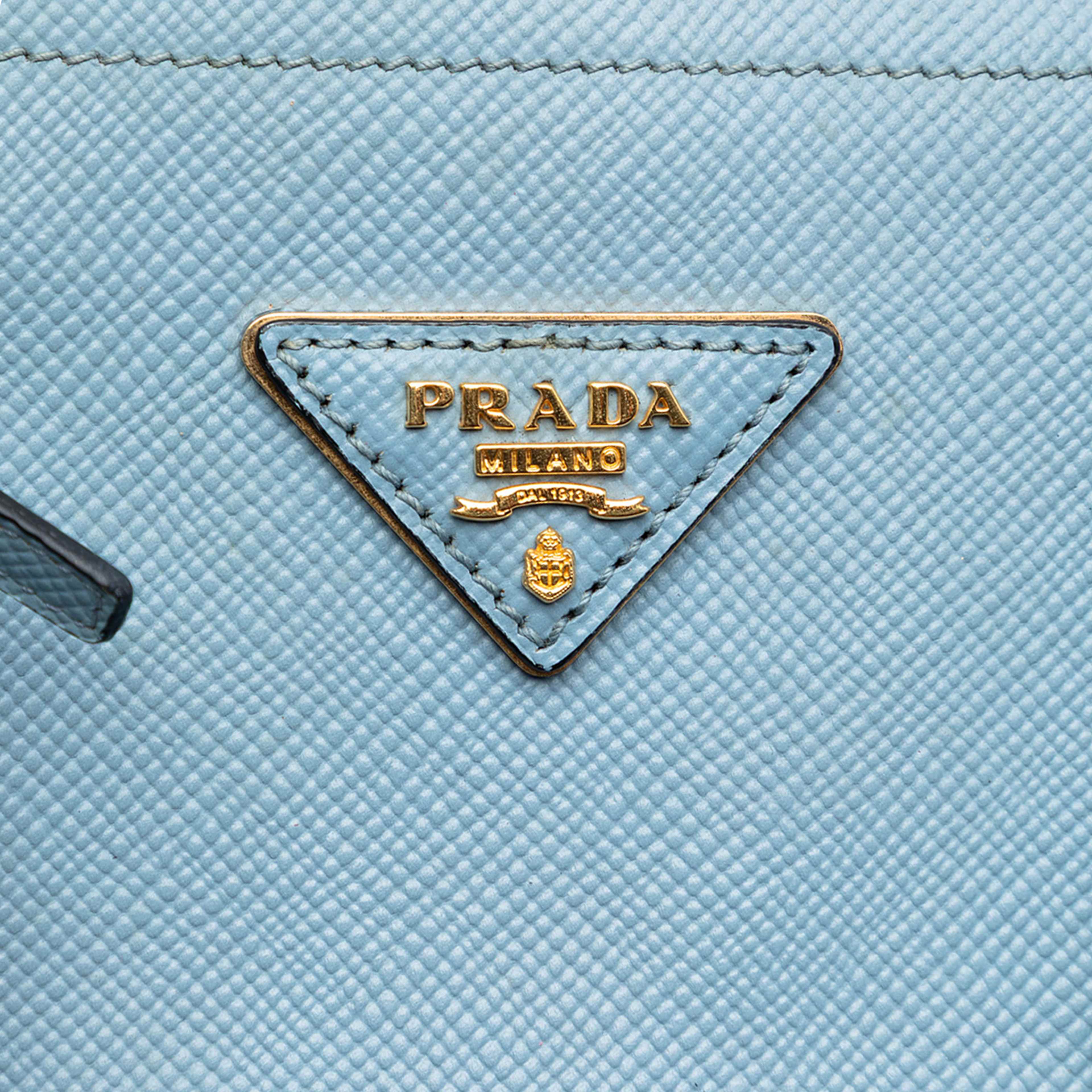 Prada Large Saffiano Cuir Double Satchel, från Luxclusif, i färgen light blue. Klicka för att öppna bilden i stort format