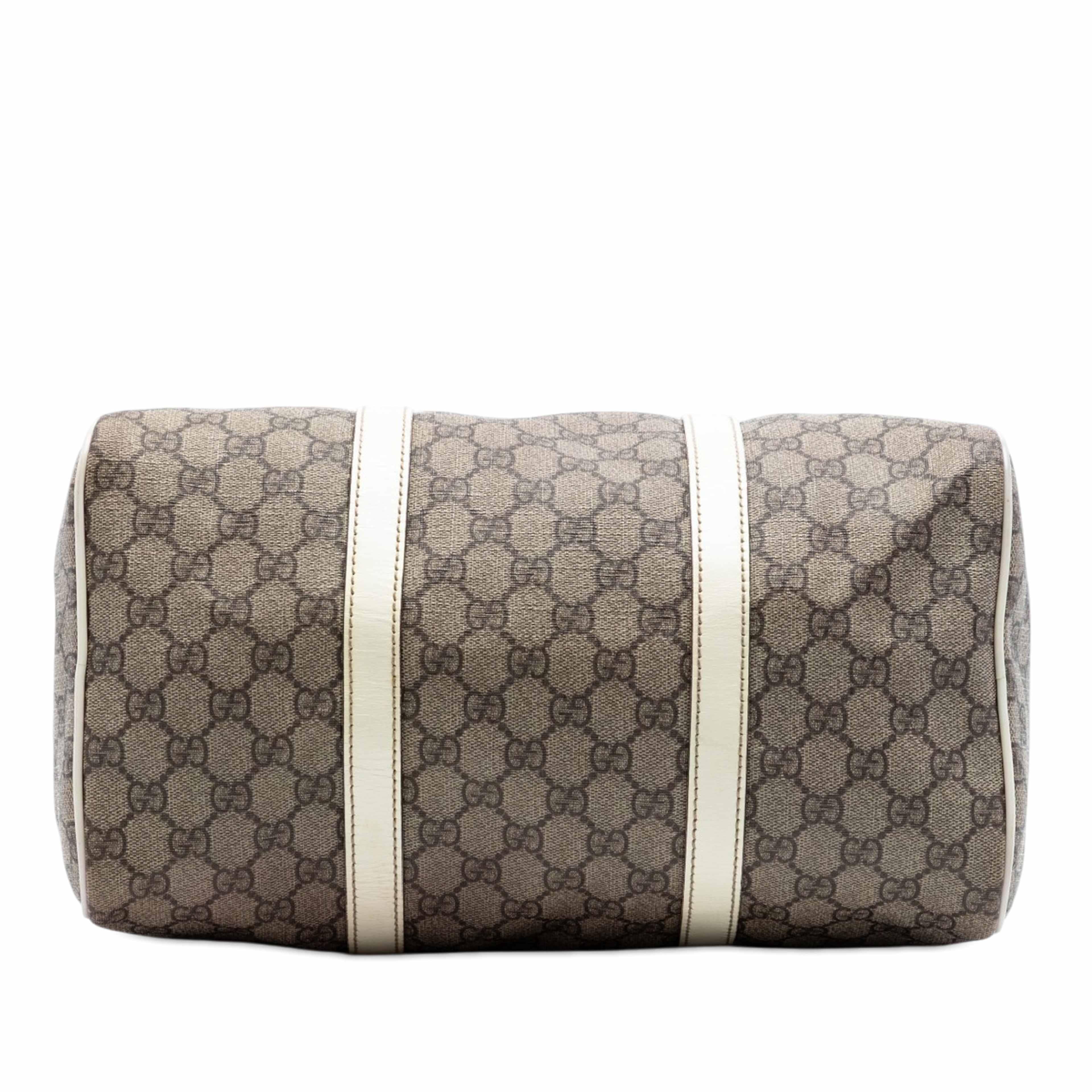 Gucci Medium Gg Supreme Joy Boston Bag, från Luxclusif, i färgen vit. Klicka för att öppna bilden i stort format