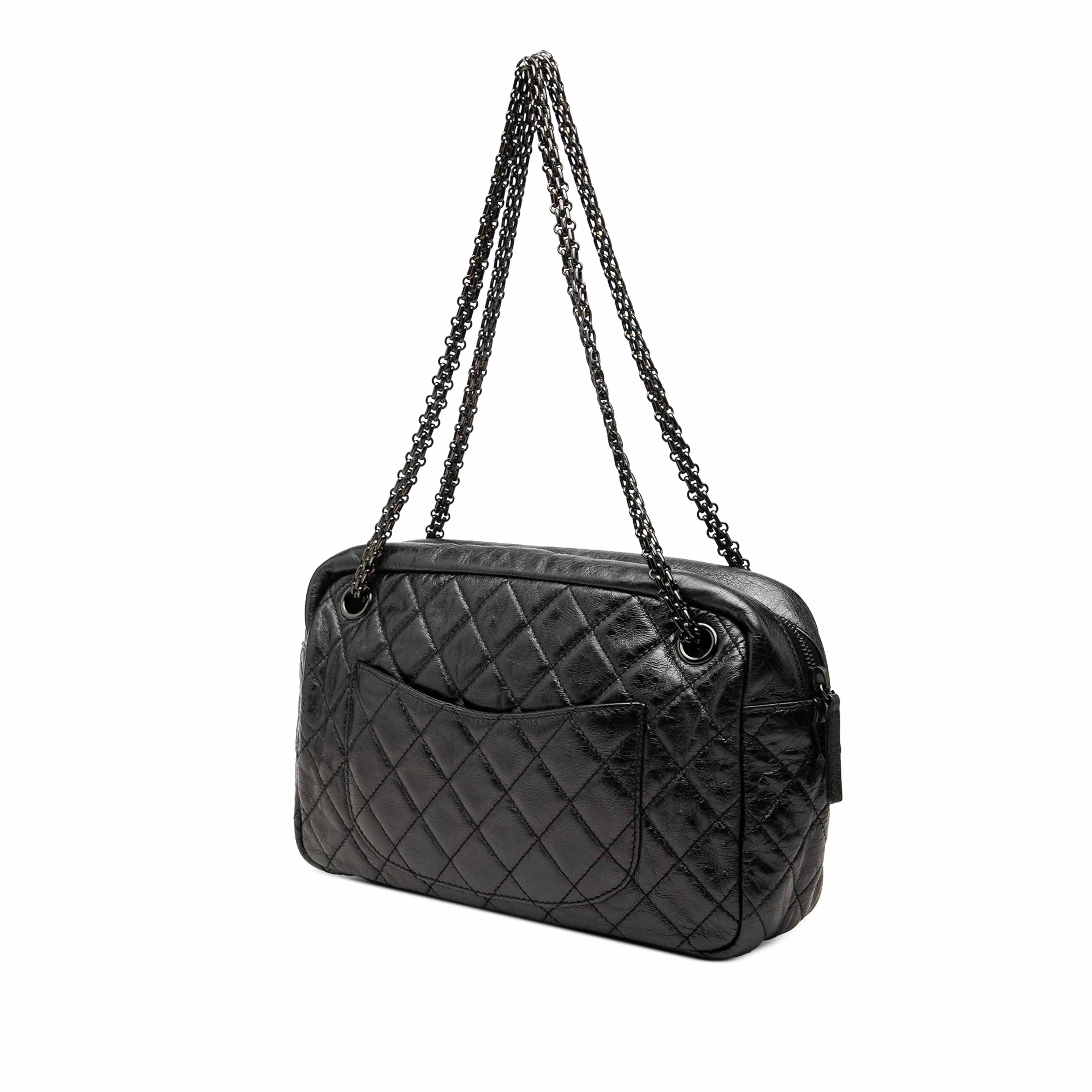 Chanel Medium Reissue 2.55 Quilted Aged Calfskin Camera Bag, från Luxclusif, i färgen svart. Klicka för att öppna bilden i stort format