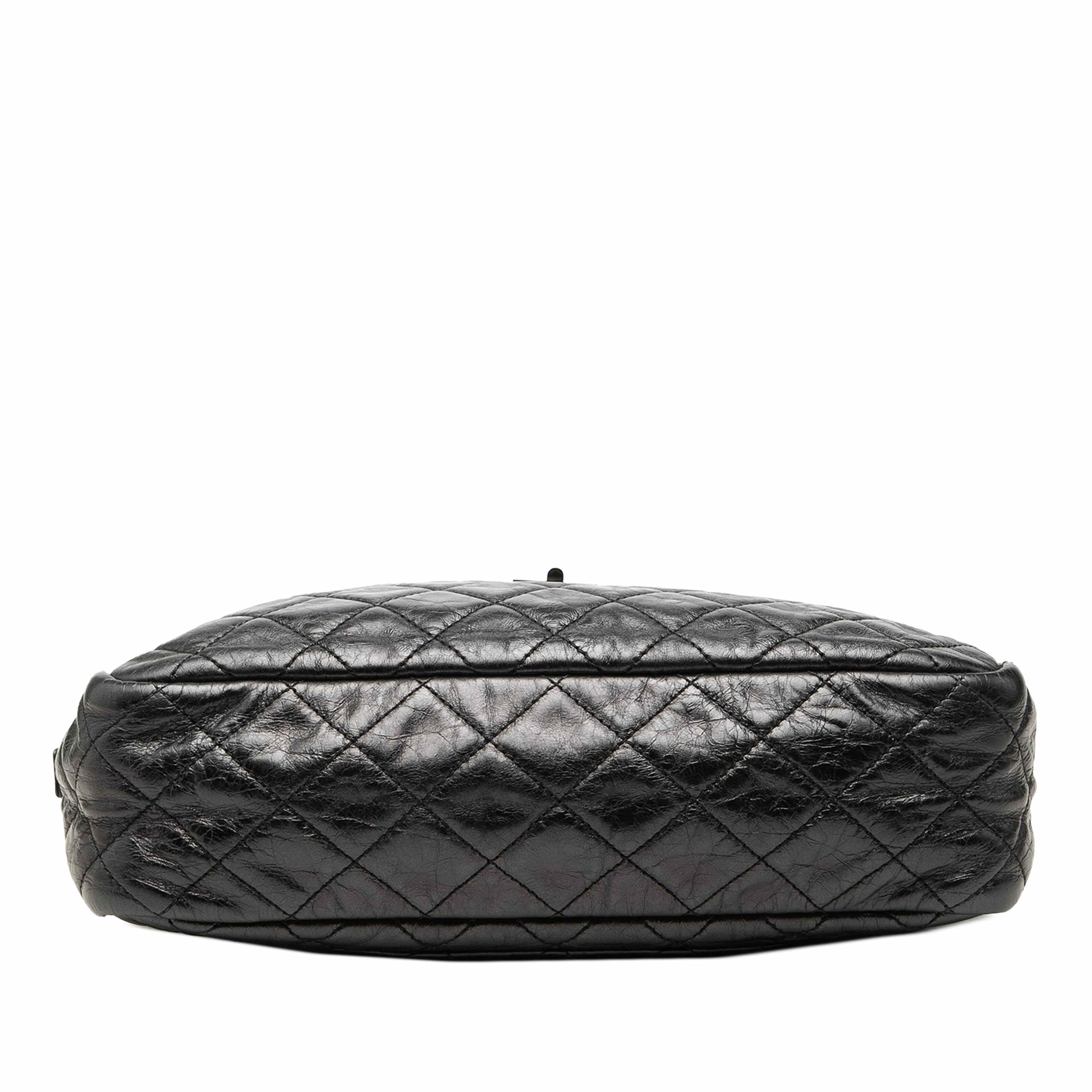 Chanel Medium Reissue 2.55 Quilted Aged Calfskin Camera Bag, från Luxclusif, i färgen svart. Klicka för att öppna bilden i stort format
