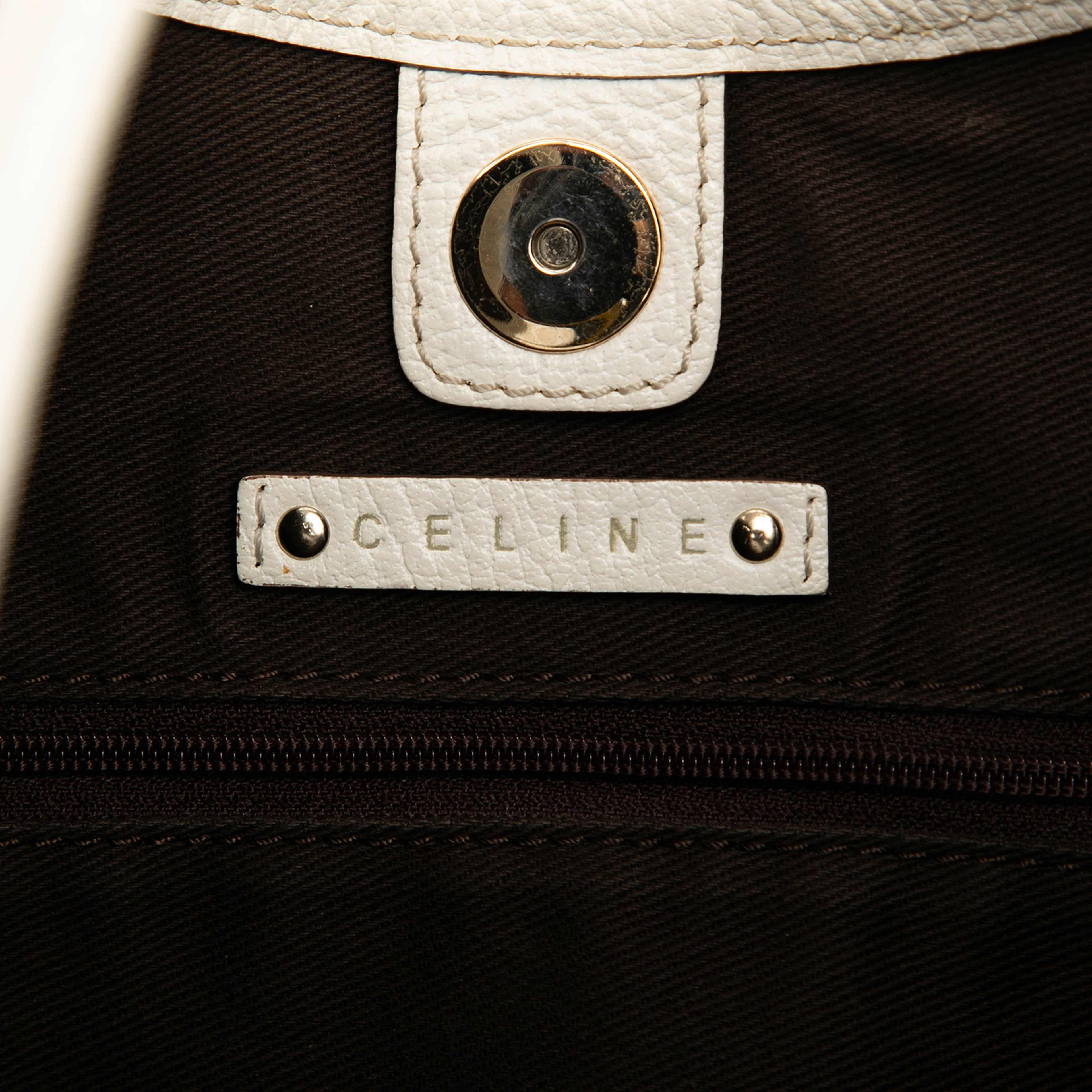 Celine Canvas Turtle Hobo, från Luxclusif, i färgen vit. Klicka för att öppna bilden i stort format
