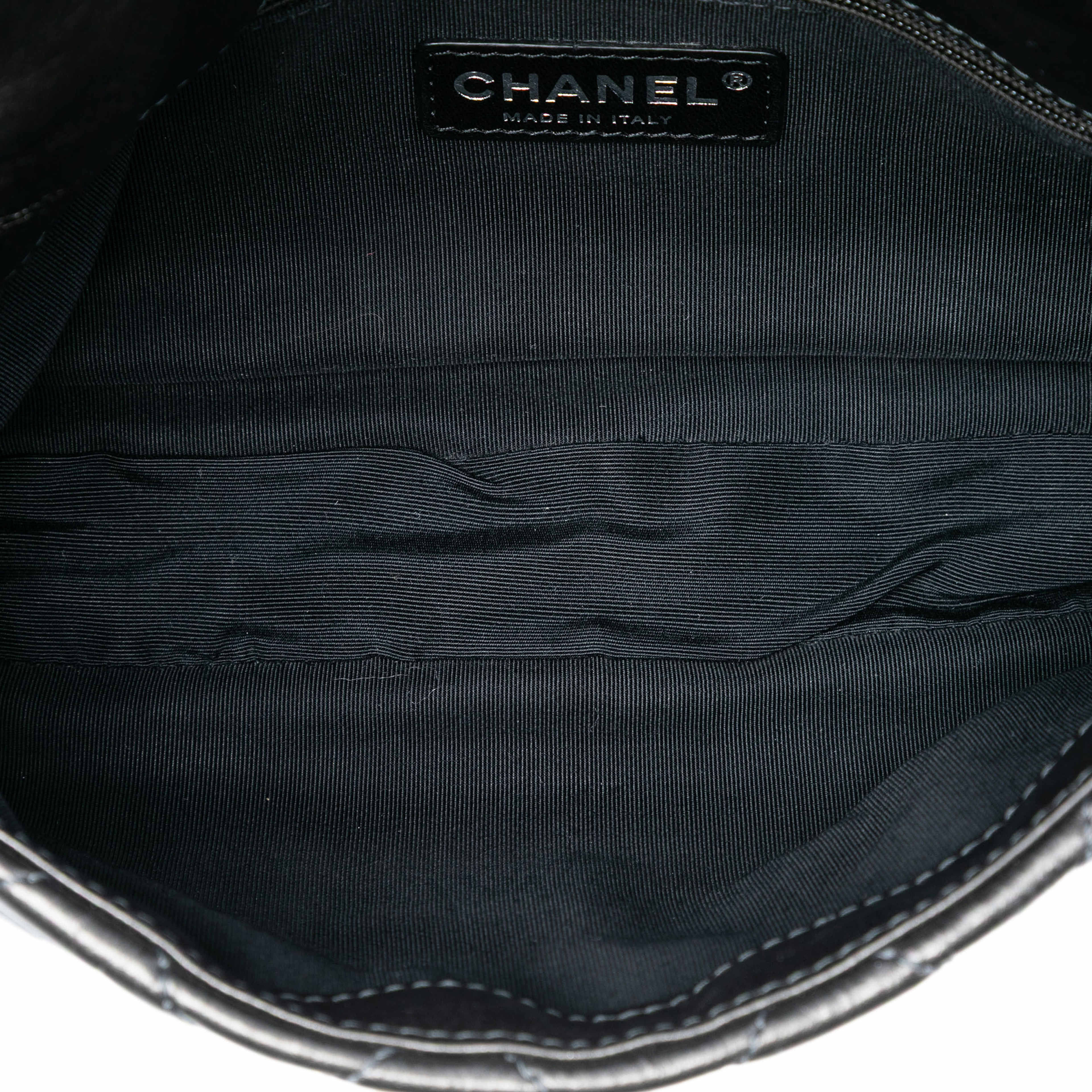 Chanel Small Quilted Metallic Aged Calfskin Chain Me Flap, från Luxclusif, i färgen dark gray. Klicka för att öppna bilden i stort format
