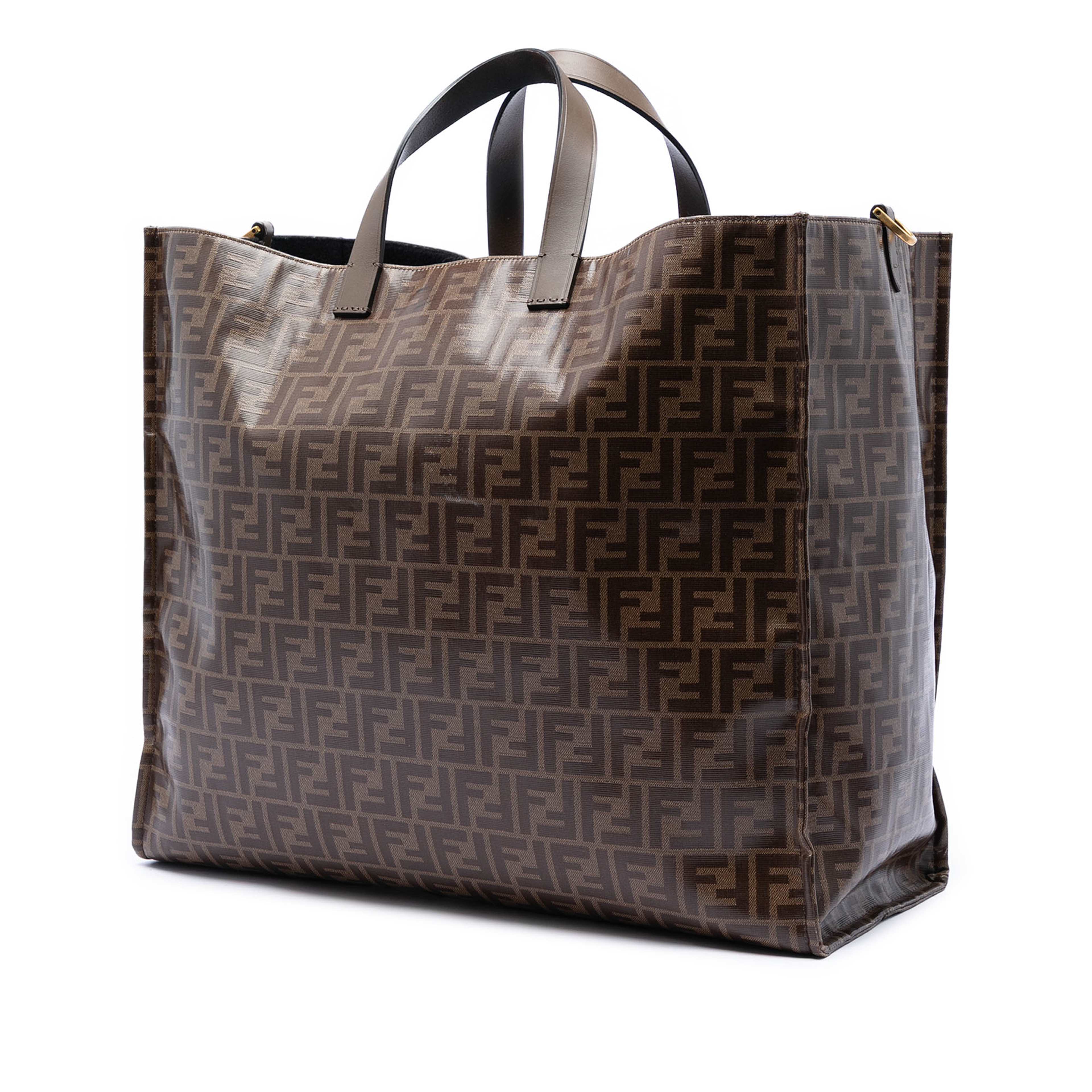 Fendi Fila Zucca Coated Canvas Logo Mania Shopper Tote, från Luxclusif, i färgen brun. Klicka för att öppna bilden i stort format