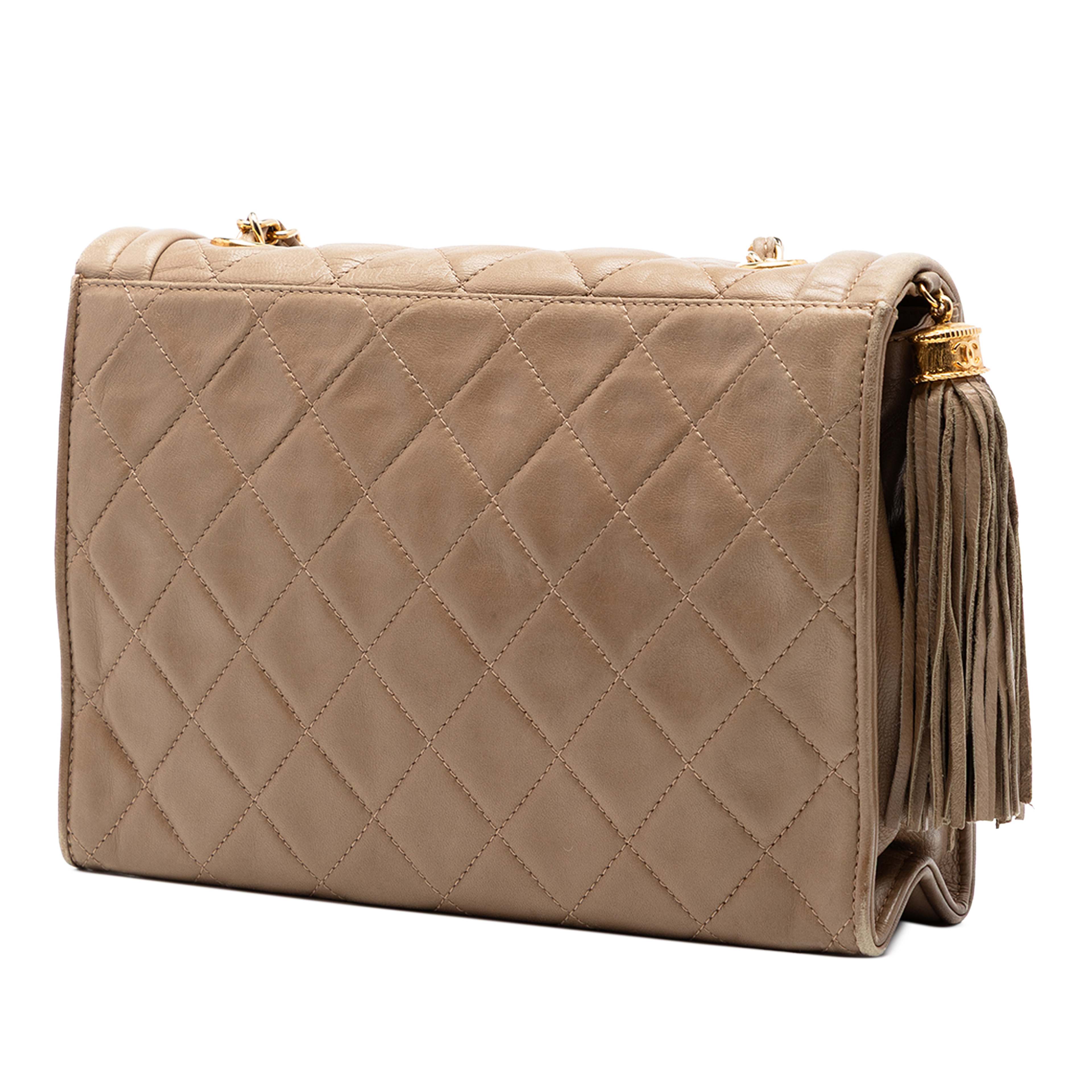 Chanel Quilted Lambskin Tassel Flap, från Luxclusif, i färgen beige. Klicka för att öppna bilden i stort format