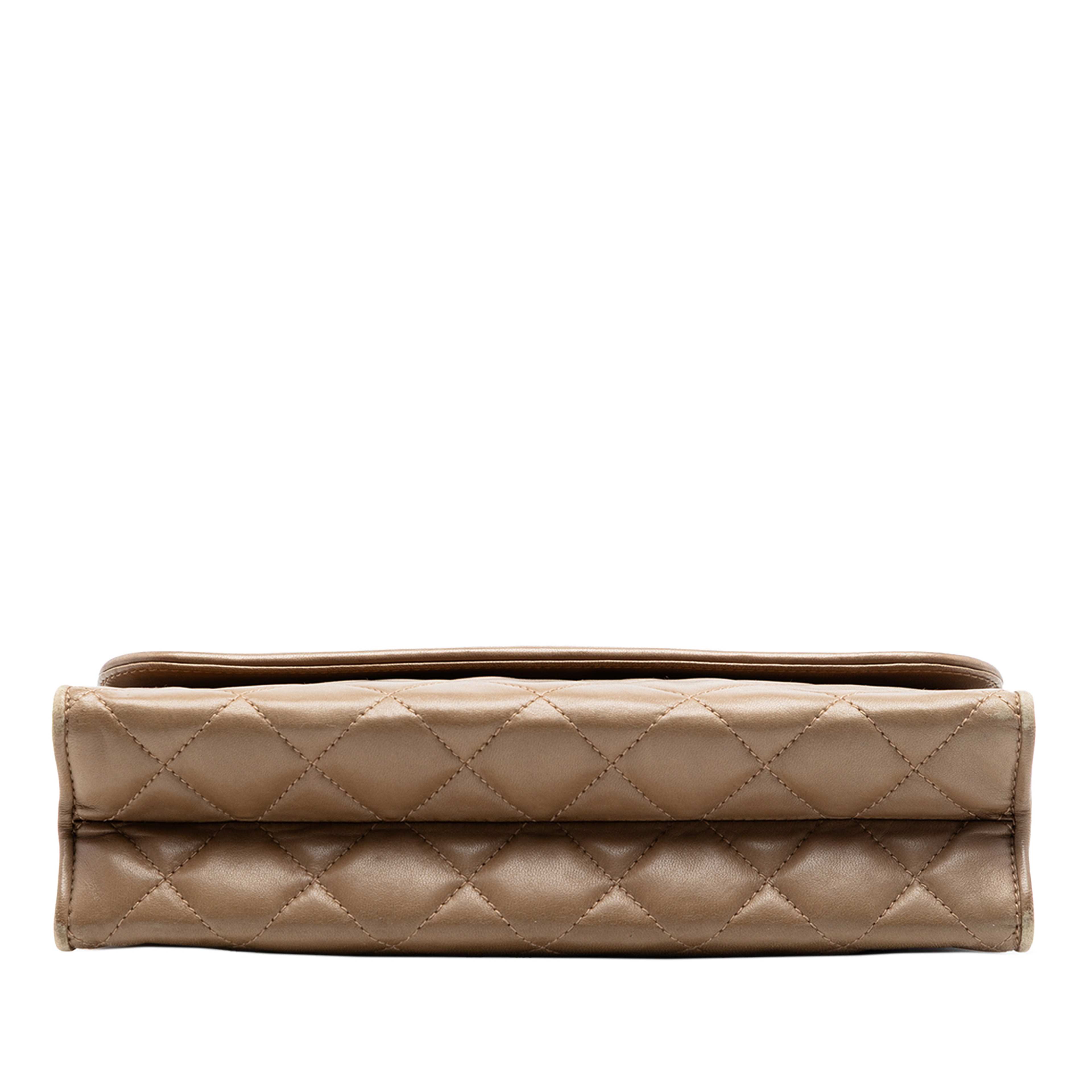 Chanel Quilted Lambskin Tassel Flap, från Luxclusif, i färgen beige. Klicka för att öppna bilden i stort format