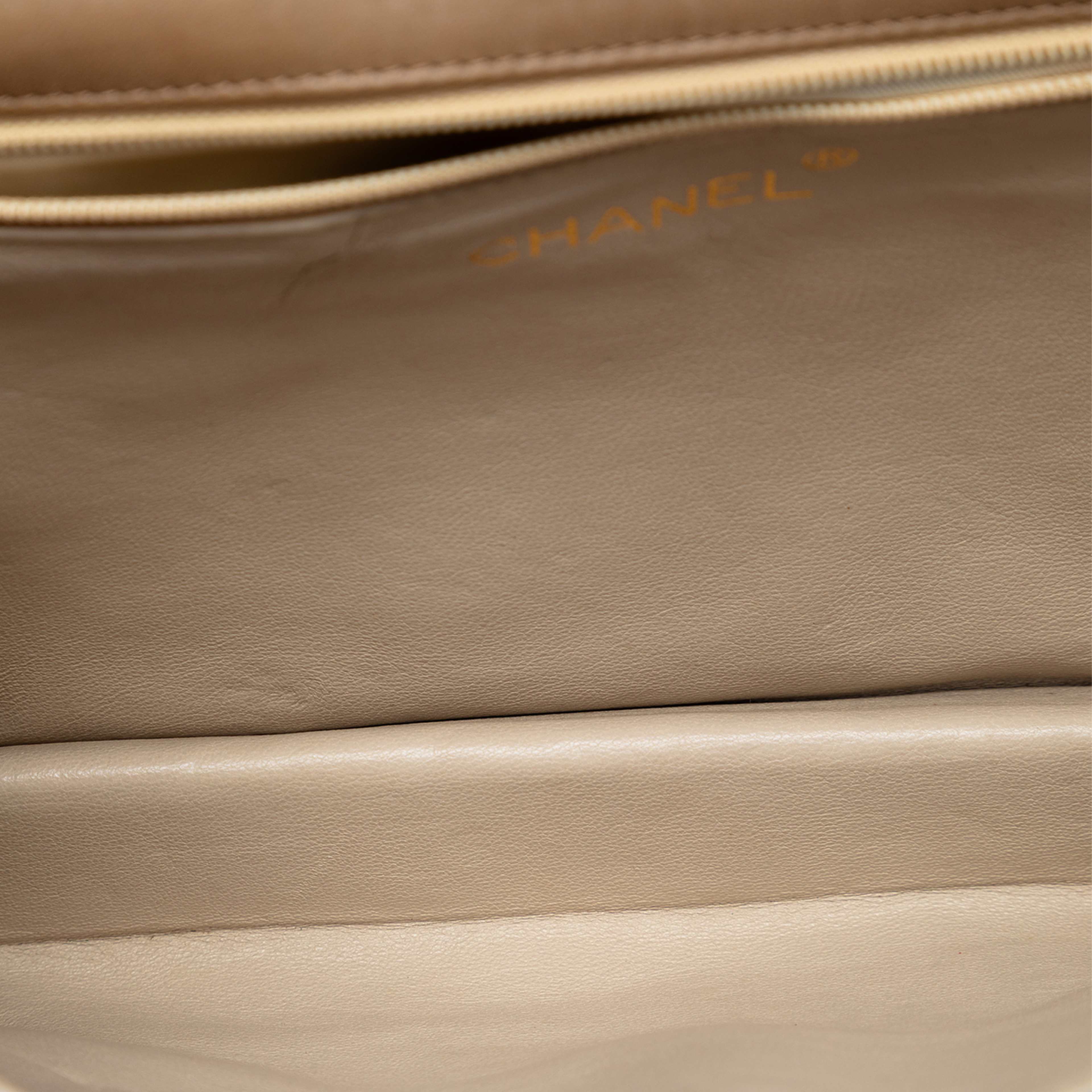 Chanel Quilted Lambskin Tassel Flap, från Luxclusif, i färgen beige. Klicka för att öppna bilden i stort format