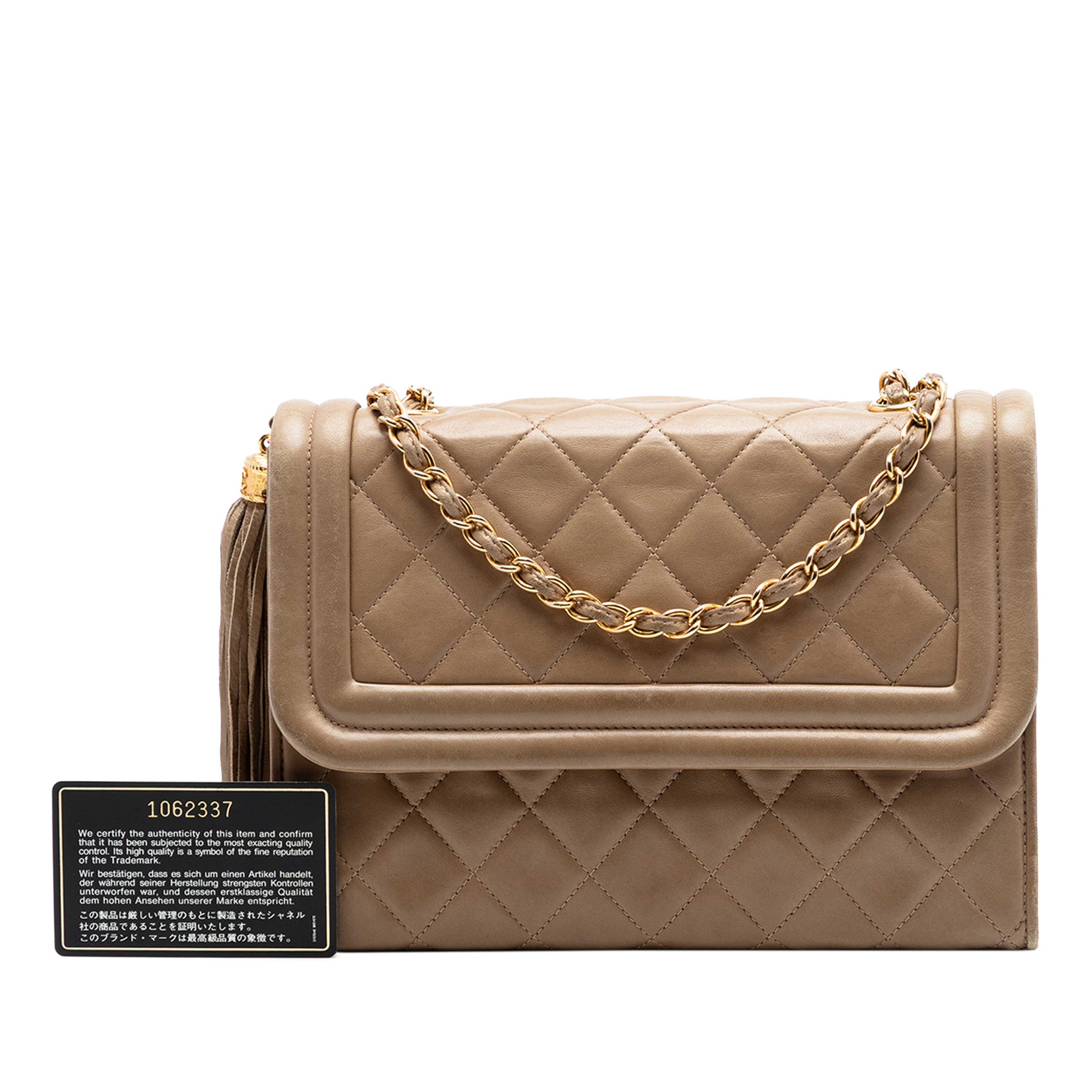 Chanel Quilted Lambskin Tassel Flap, från Luxclusif, i färgen beige. Klicka för att öppna bilden i stort format
