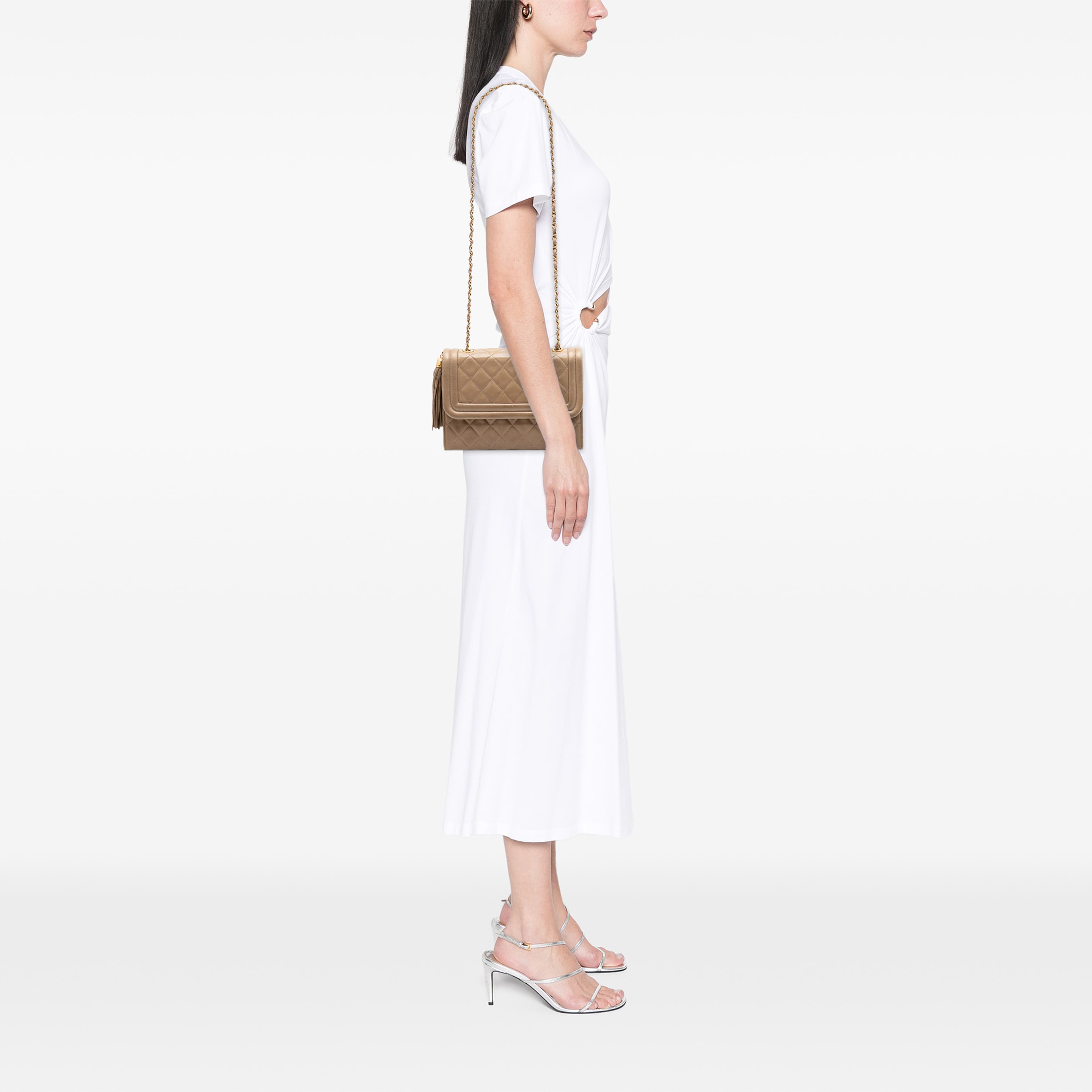 Chanel Quilted Lambskin Tassel Flap, från Luxclusif, i färgen beige. Klicka för att öppna bilden i stort format