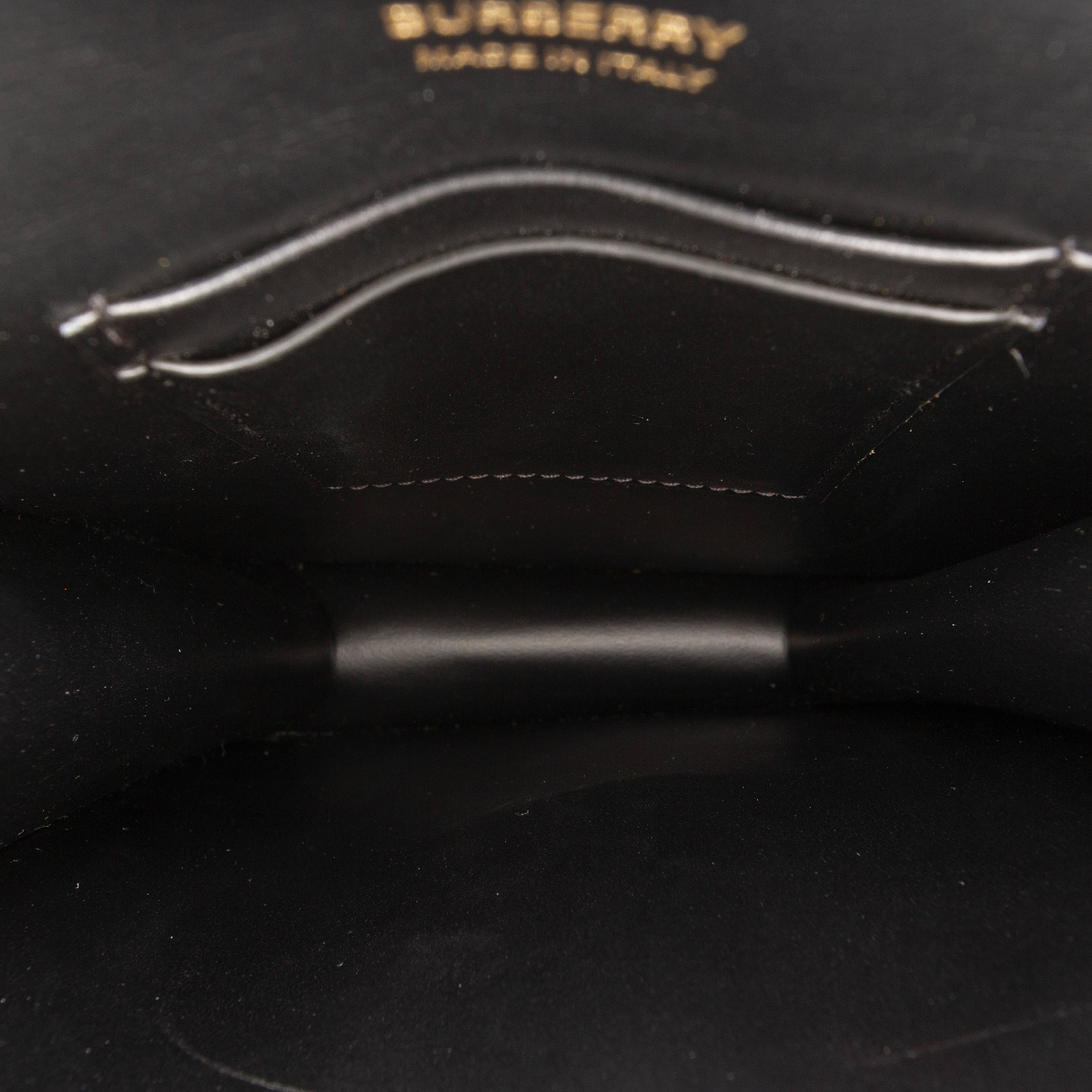 Burberry Leather Tb Robin Crossbody, från Luxclusif, i färgen black. Klicka för att öppna bilden i stort format