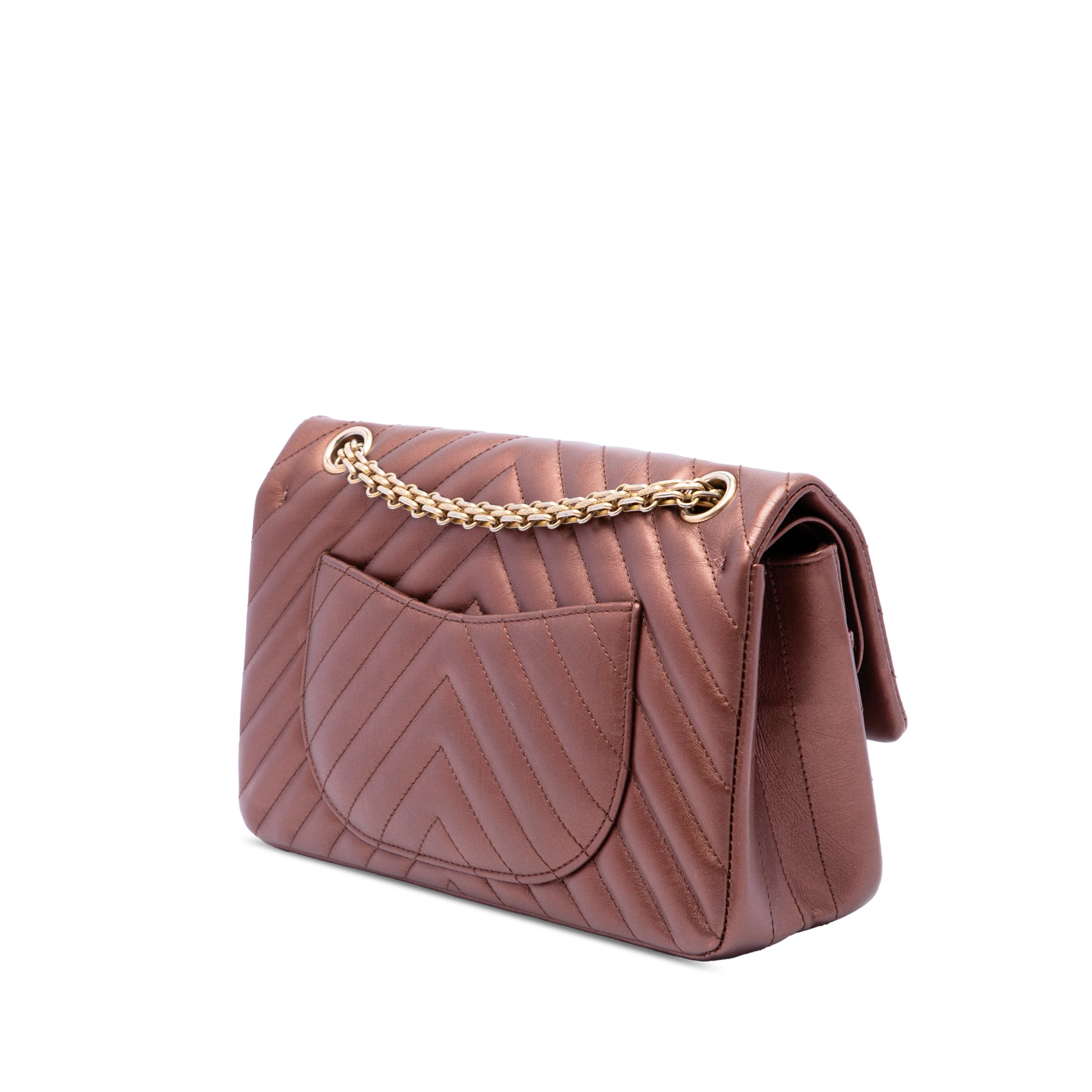 Chanel Chevron Metallic Aged Calfskin Reissue 2.55 Double Flap 225, från Luxclusif, i färgen rosa. Klicka för att öppna bilden i stort format