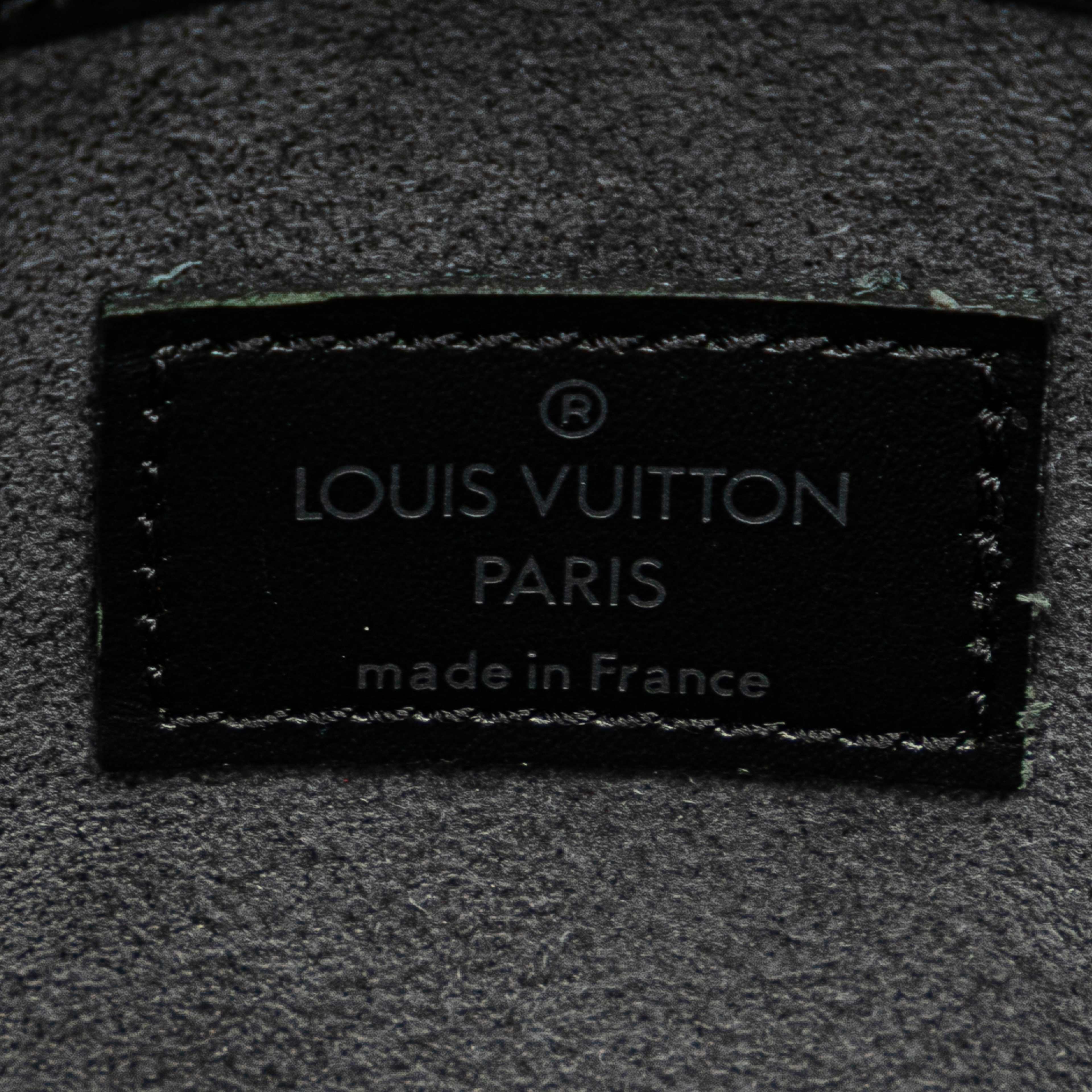 Louis Vuitton Epi Demi Lune, från Luxclusif, i färgen black. Klicka för att öppna bilden i stort format