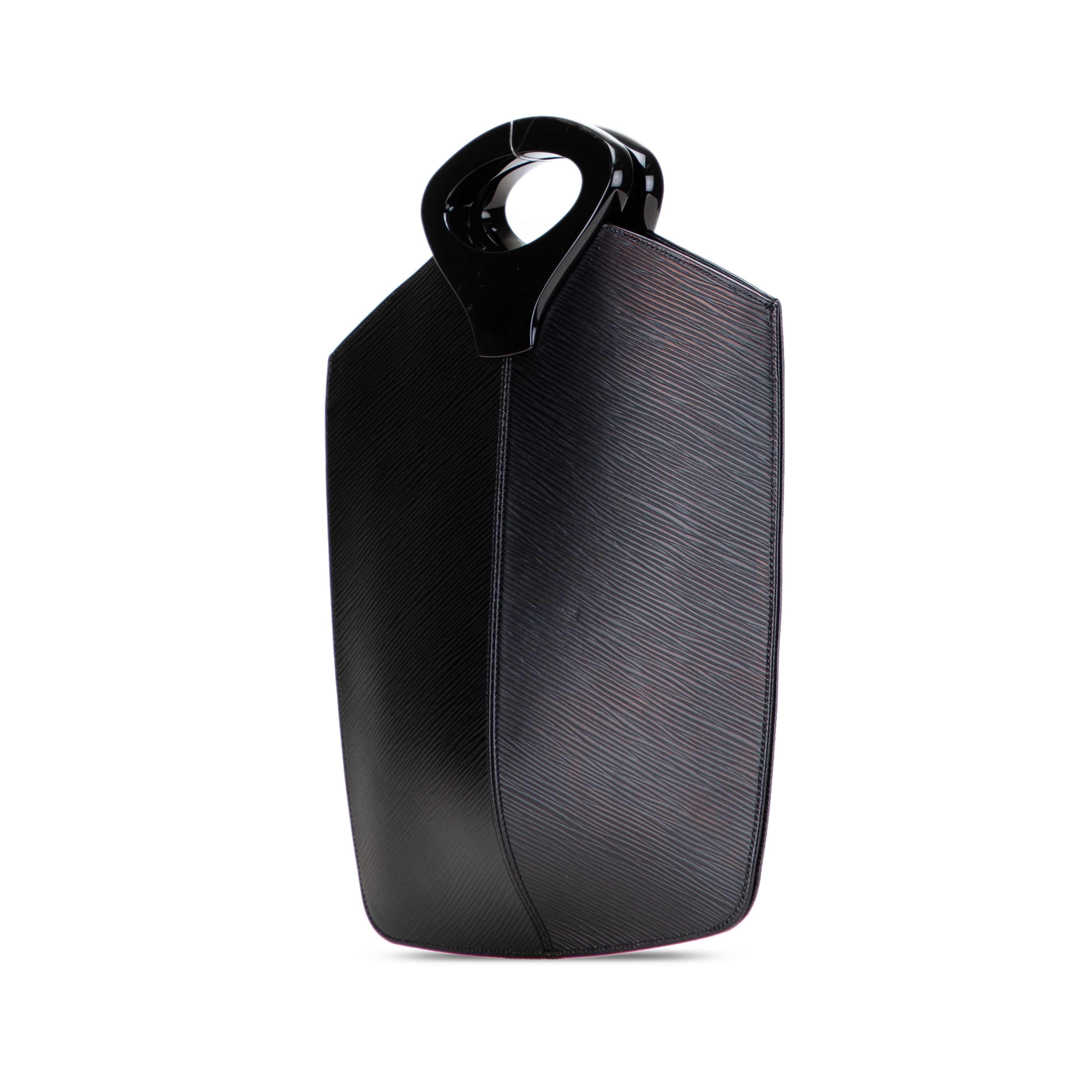 Louis Vuitton Epi Demi Lune, från Luxclusif, i färgen black. Klicka för att öppna bilden i stort format