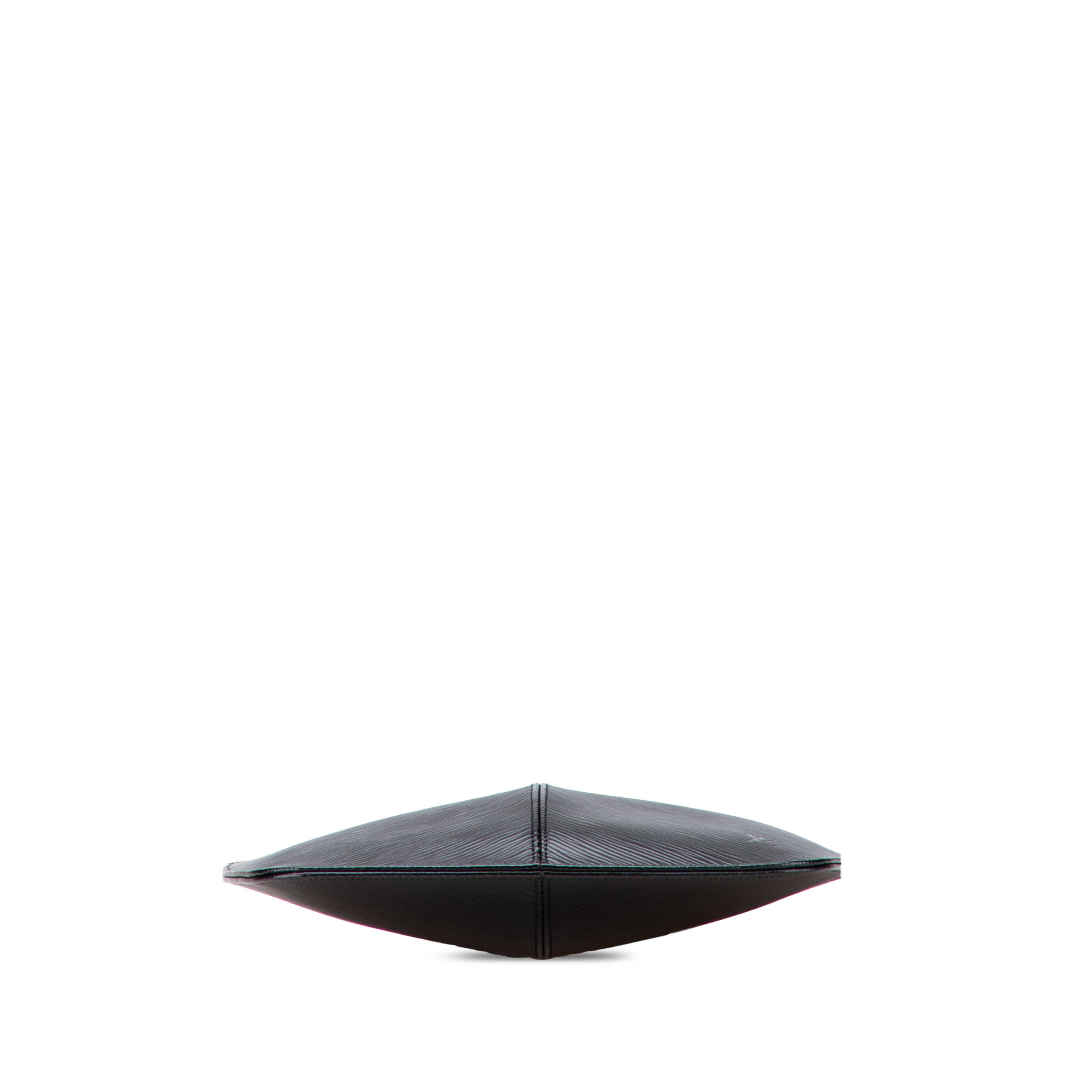 Louis Vuitton Epi Demi Lune, från Luxclusif, i färgen black. Klicka för att öppna bilden i stort format