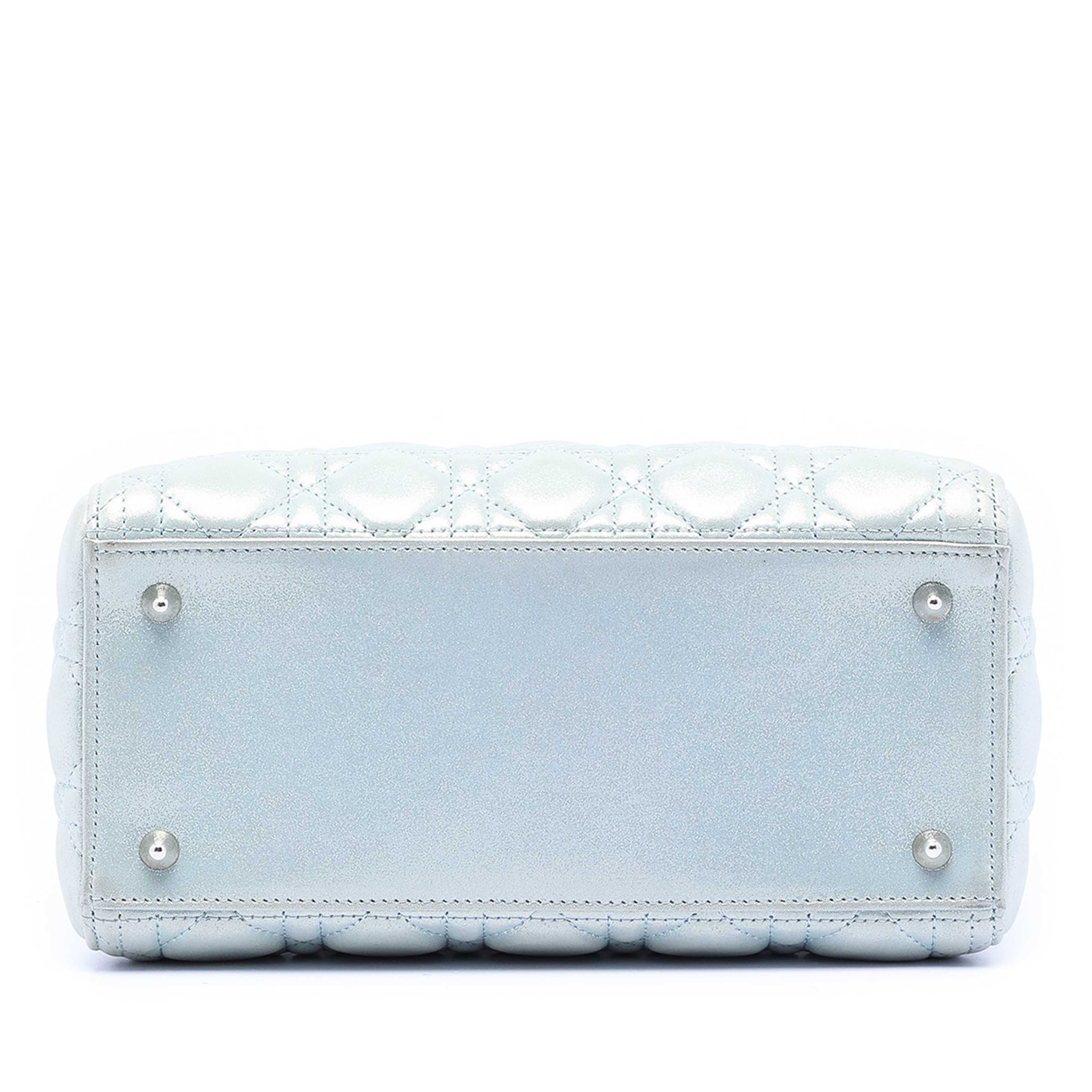 Dior Medium Iridescent Lambskin Cannage Lady Dior, från Luxclusif, i färgen light blue. Klicka för att öppna bilden i stort format