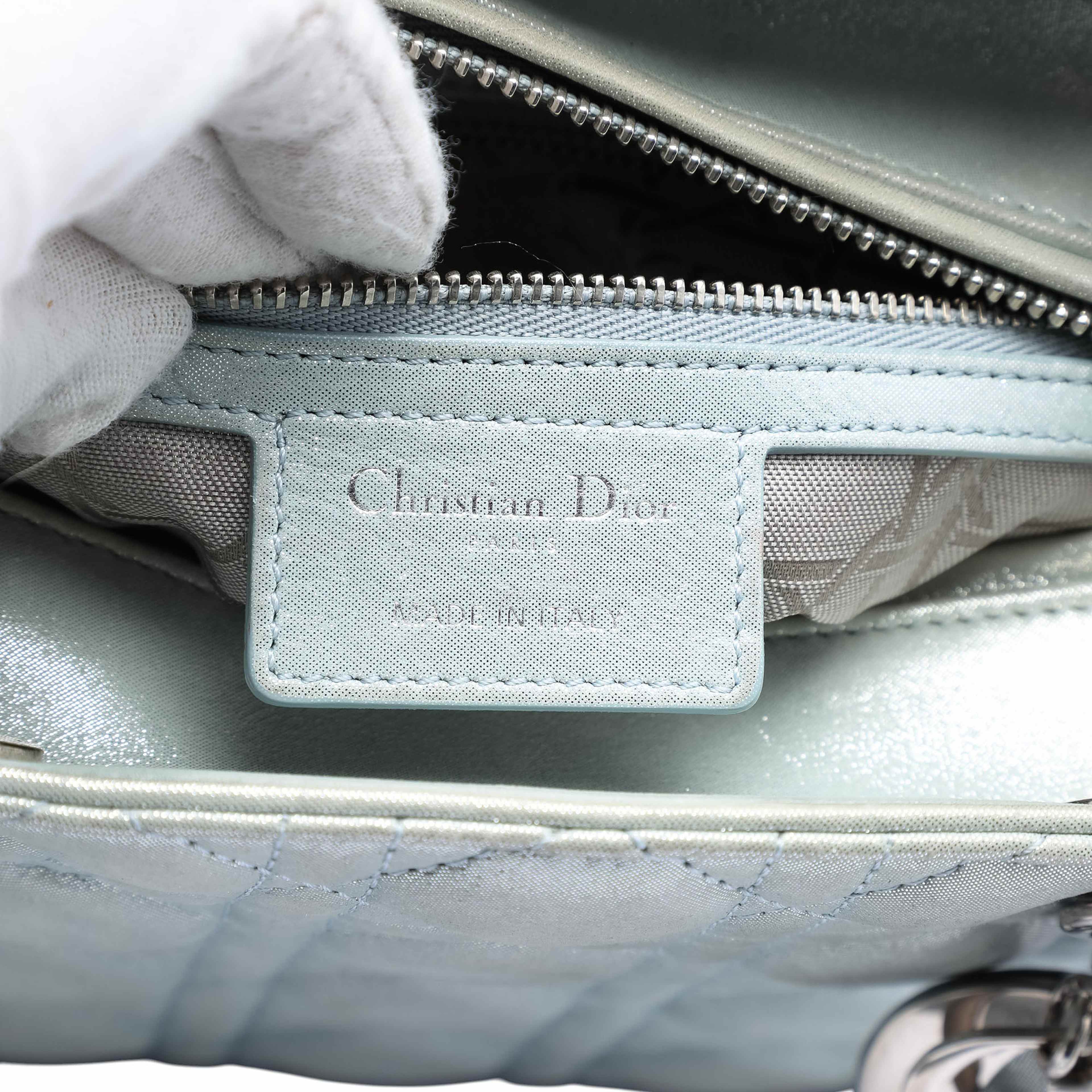 Dior Medium Iridescent Lambskin Cannage Lady Dior, från Luxclusif, i färgen light blue. Klicka för att öppna bilden i stort format