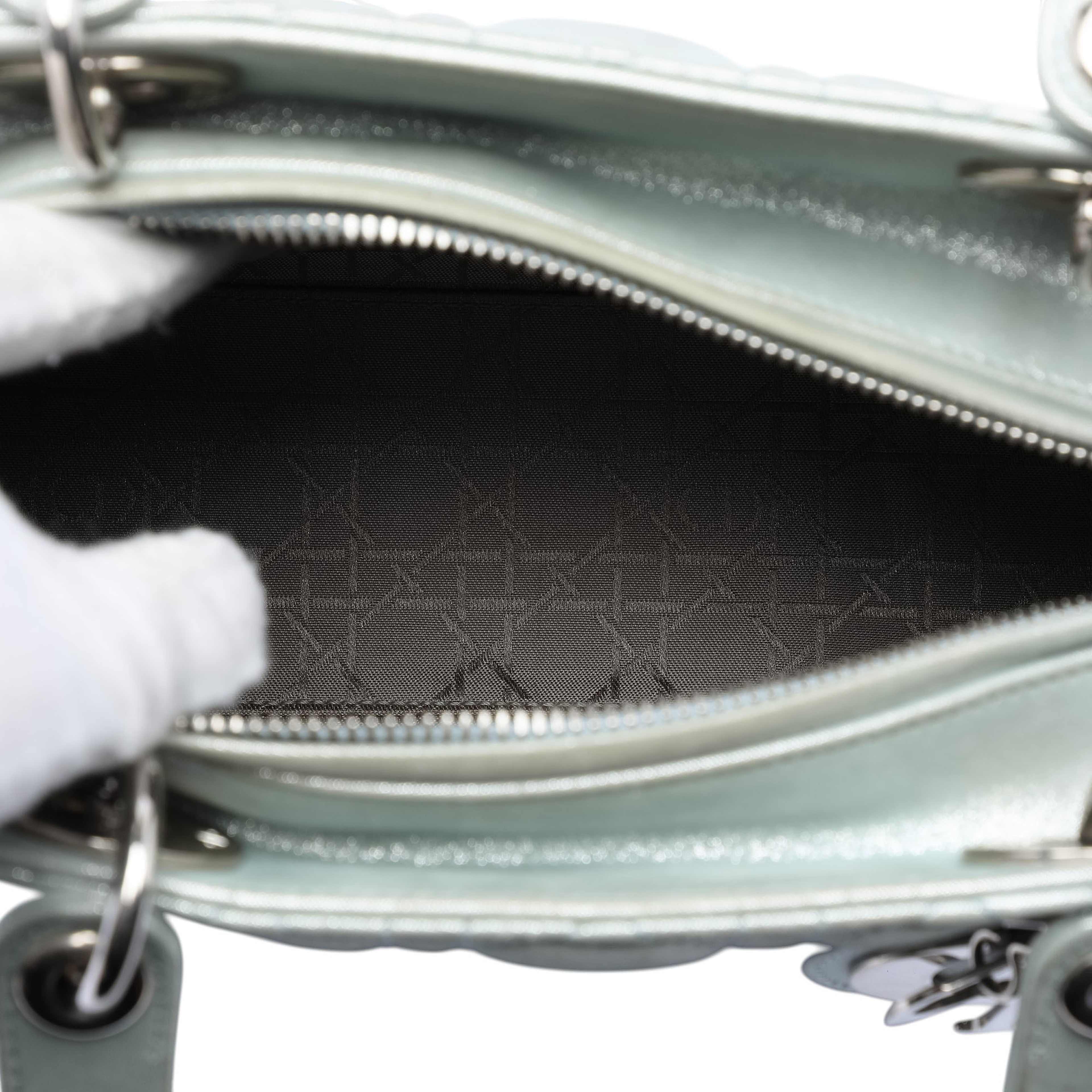 Dior Medium Iridescent Lambskin Cannage Lady Dior, från Luxclusif, i färgen light blue. Klicka för att öppna bilden i stort format