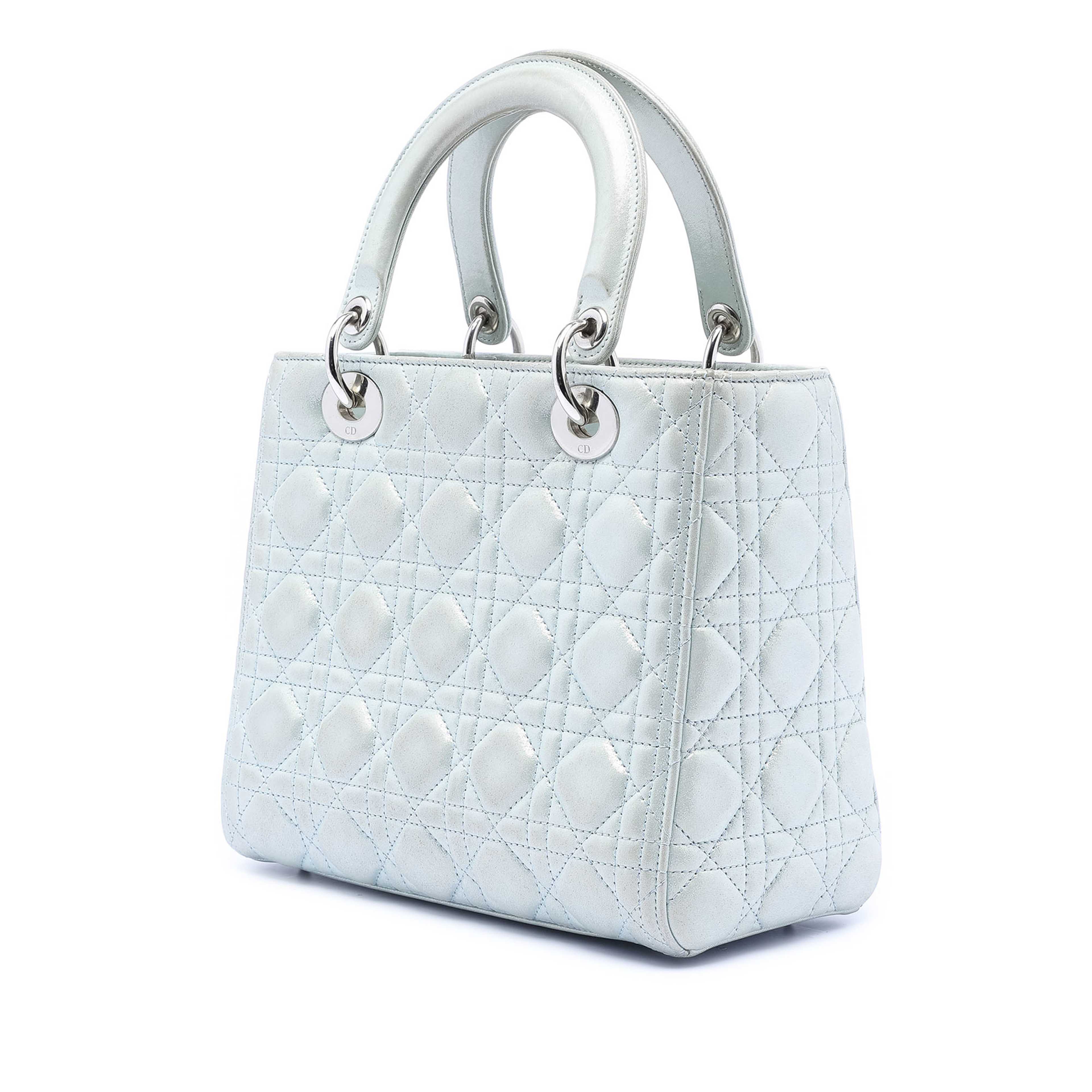 Dior Medium Iridescent Lambskin Cannage Lady Dior, från Luxclusif, i färgen light blue. Klicka för att öppna bilden i stort format