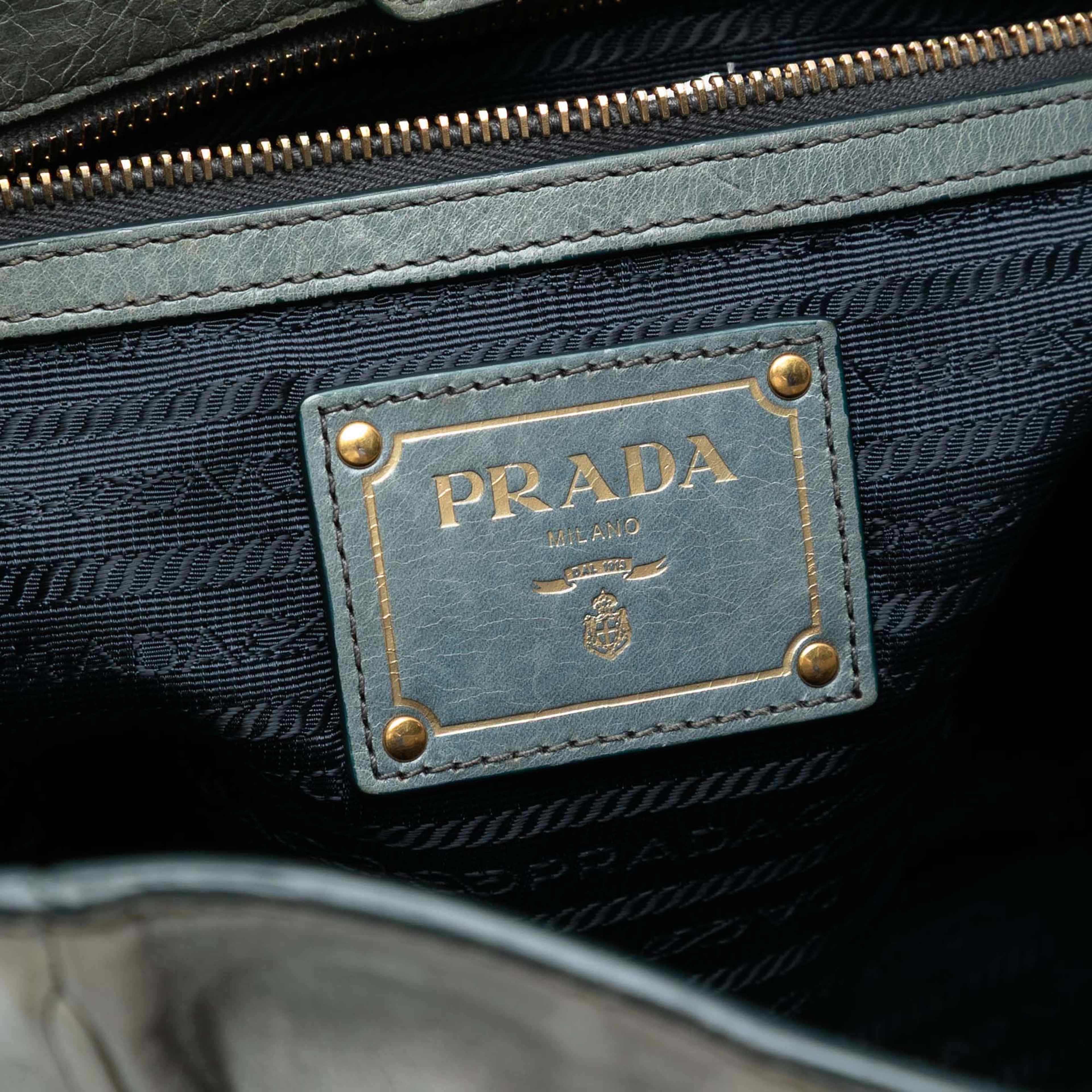 Prada Vitello Shine Satchel, från Luxclusif, i färgen gray. Klicka för att öppna bilden i stort format