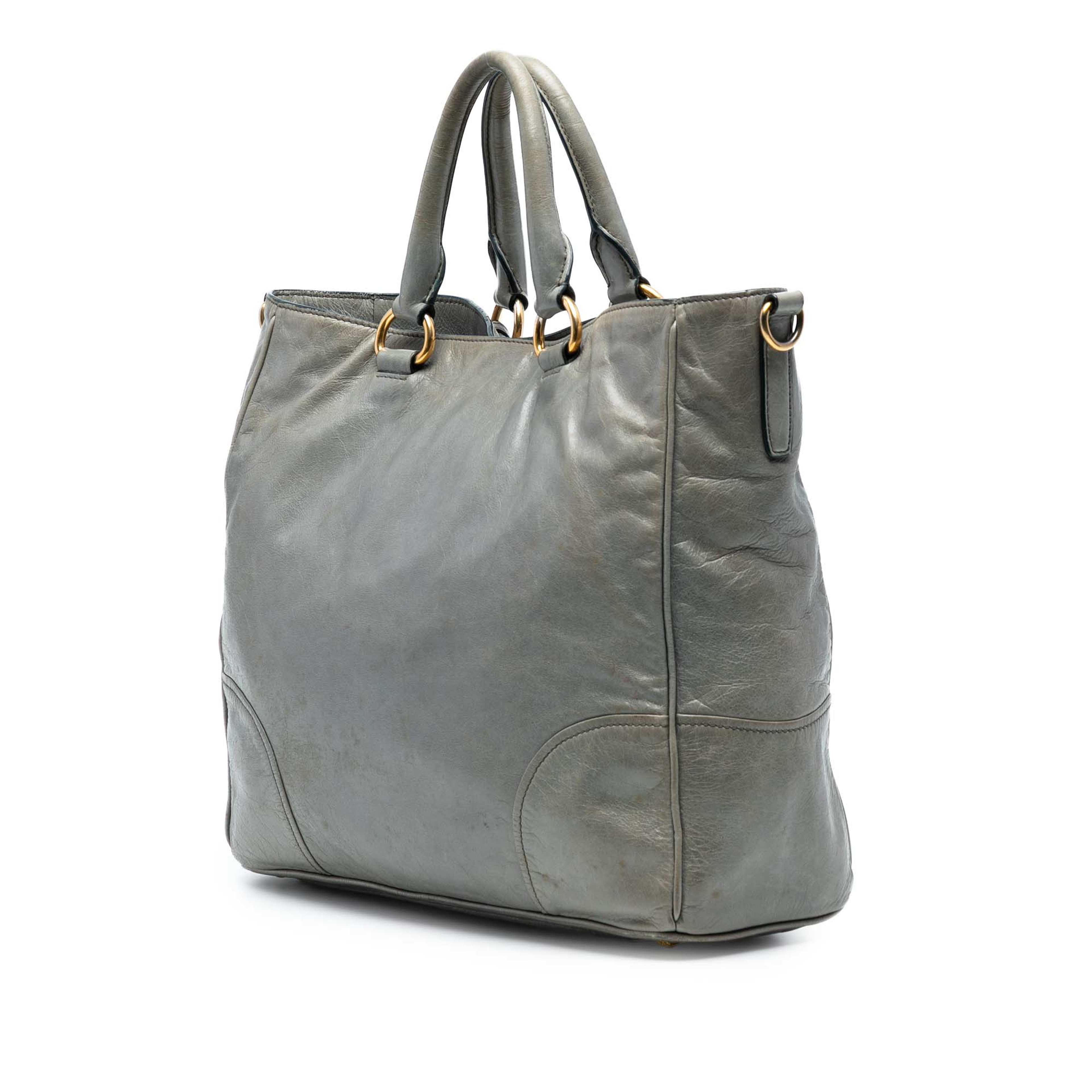 Prada Vitello Shine Satchel, från Luxclusif, i färgen gray. Klicka för att öppna bilden i stort format