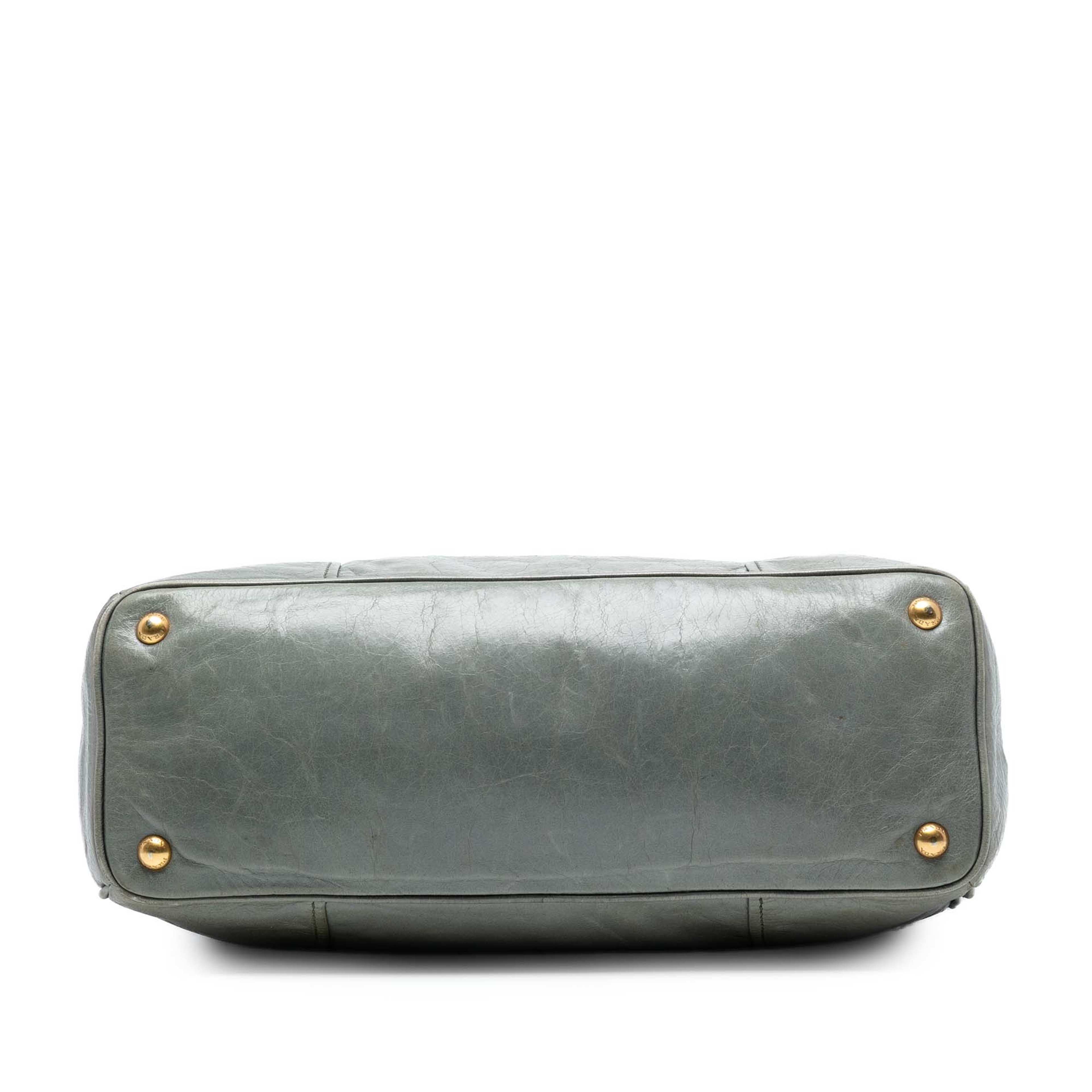 Prada Vitello Shine Satchel, från Luxclusif, i färgen grå. Klicka för att öppna bilden i stort format