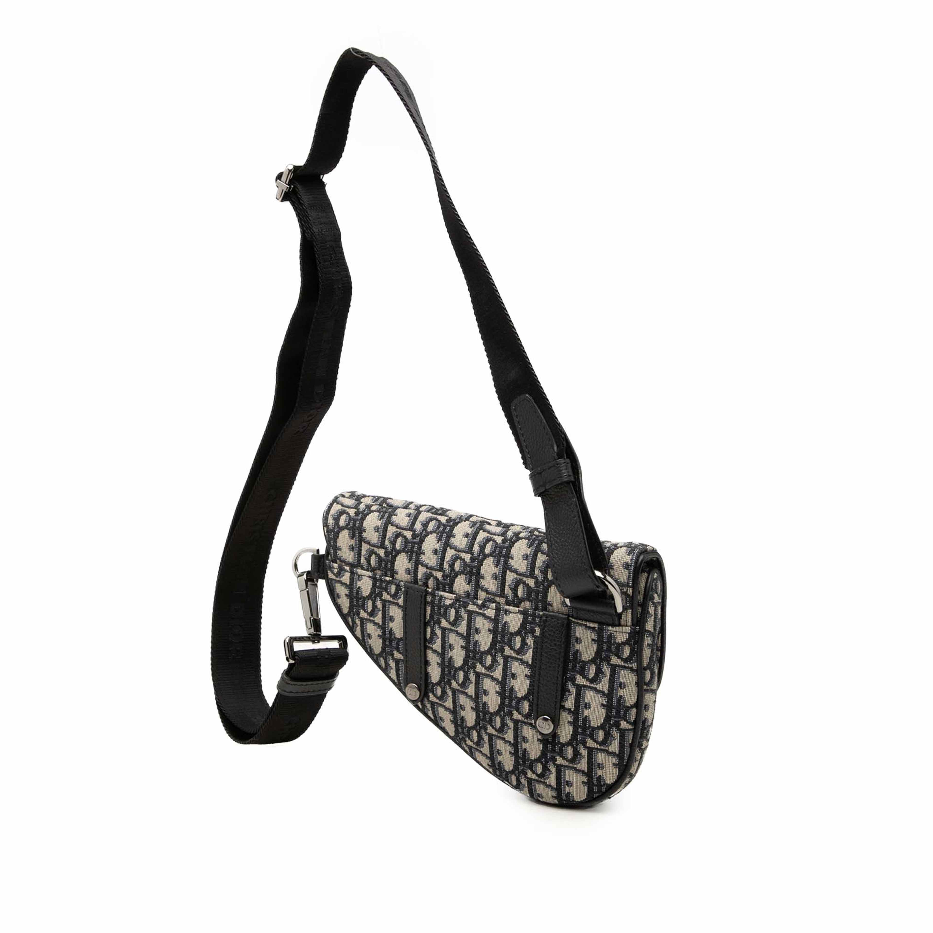 Dior Mini Oblique Canvas Saddle Belt Bag, från Luxclusif, i färgen blå. Klicka för att öppna bilden i stort format