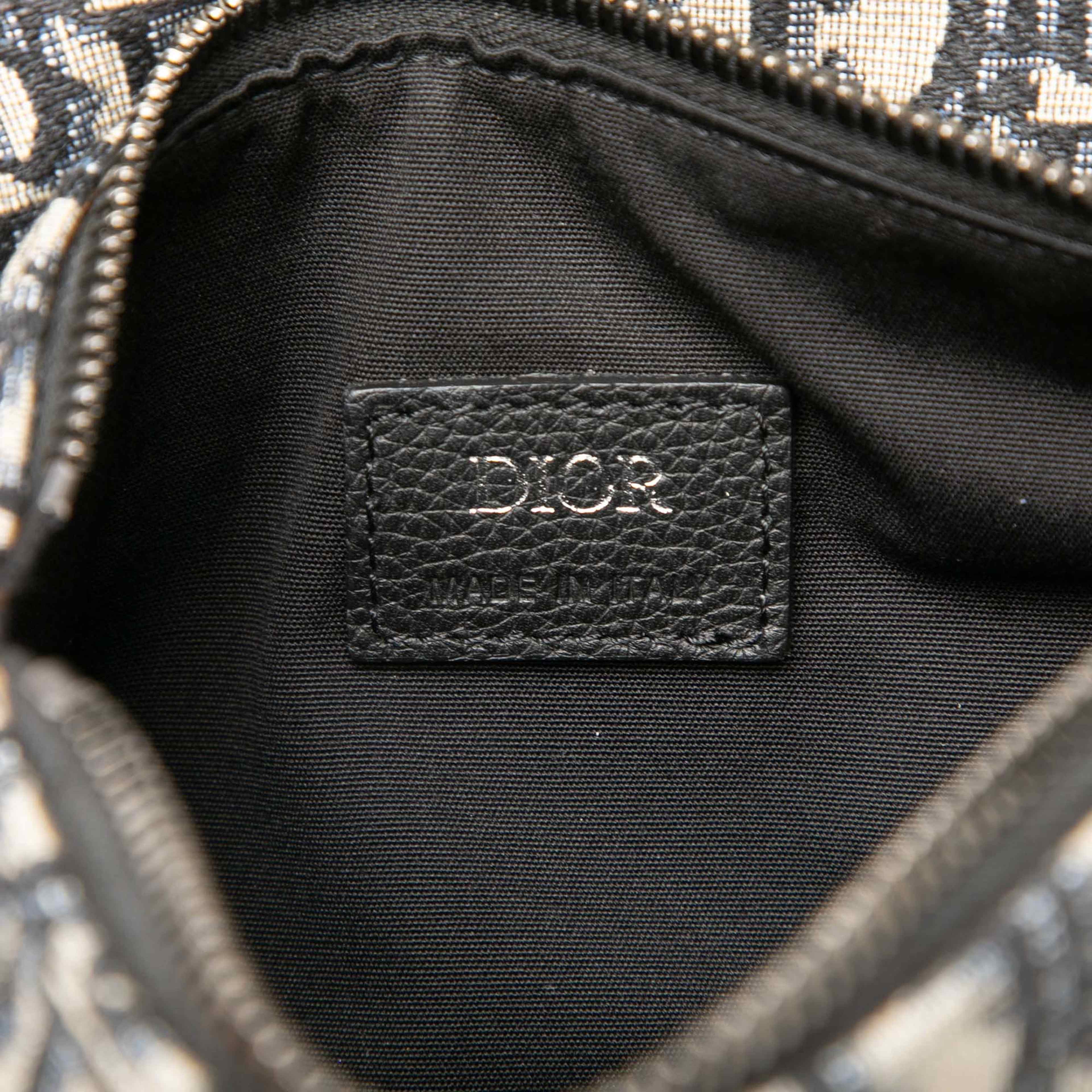 Dior Mini Oblique Canvas Saddle Belt Bag, från Luxclusif, i färgen blå. Klicka för att öppna bilden i stort format