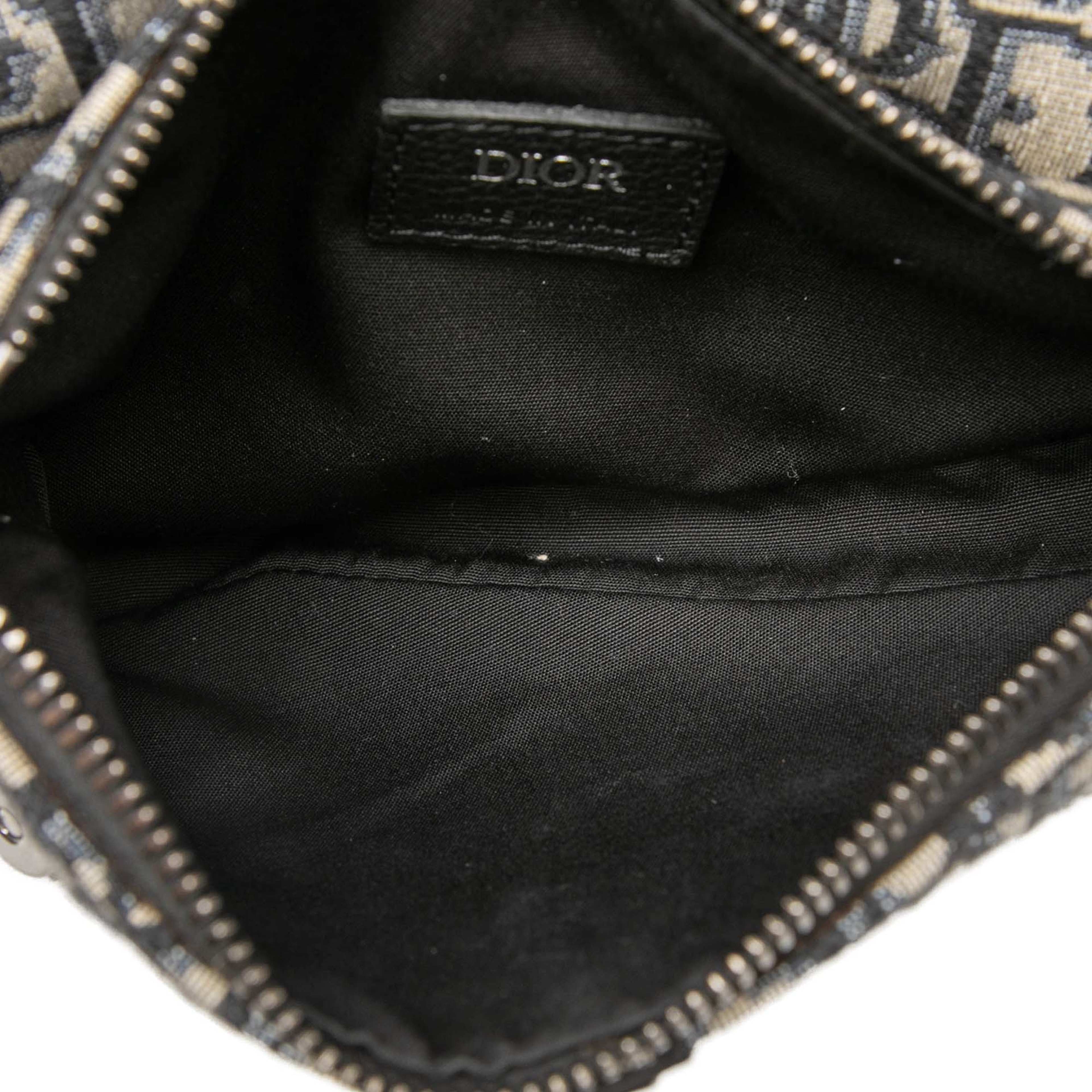 Dior Mini Oblique Canvas Saddle Belt Bag, från Luxclusif, i färgen blå. Klicka för att öppna bilden i stort format