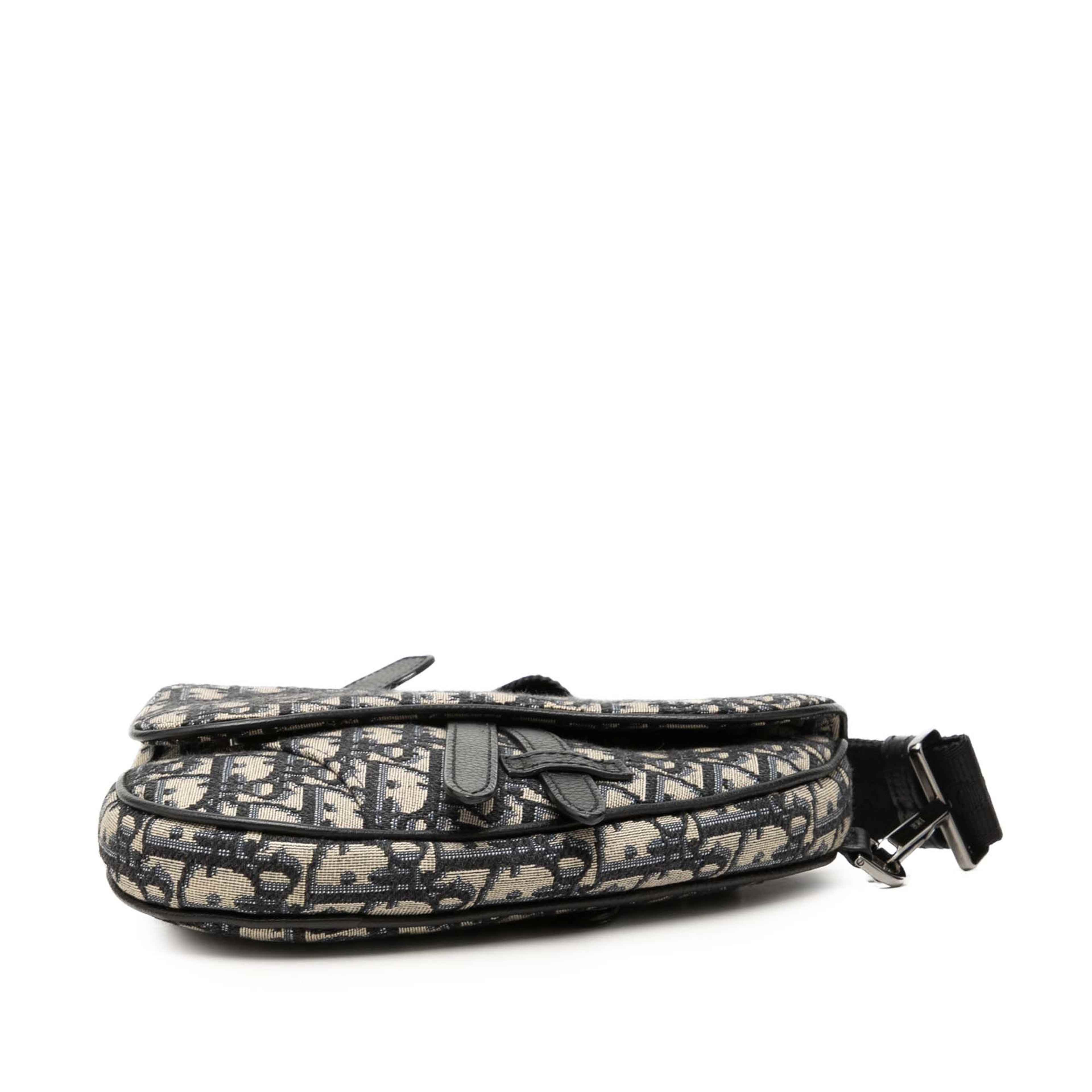 Dior Mini Oblique Canvas Saddle Belt Bag, från Luxclusif, i färgen blå. Klicka för att öppna bilden i stort format