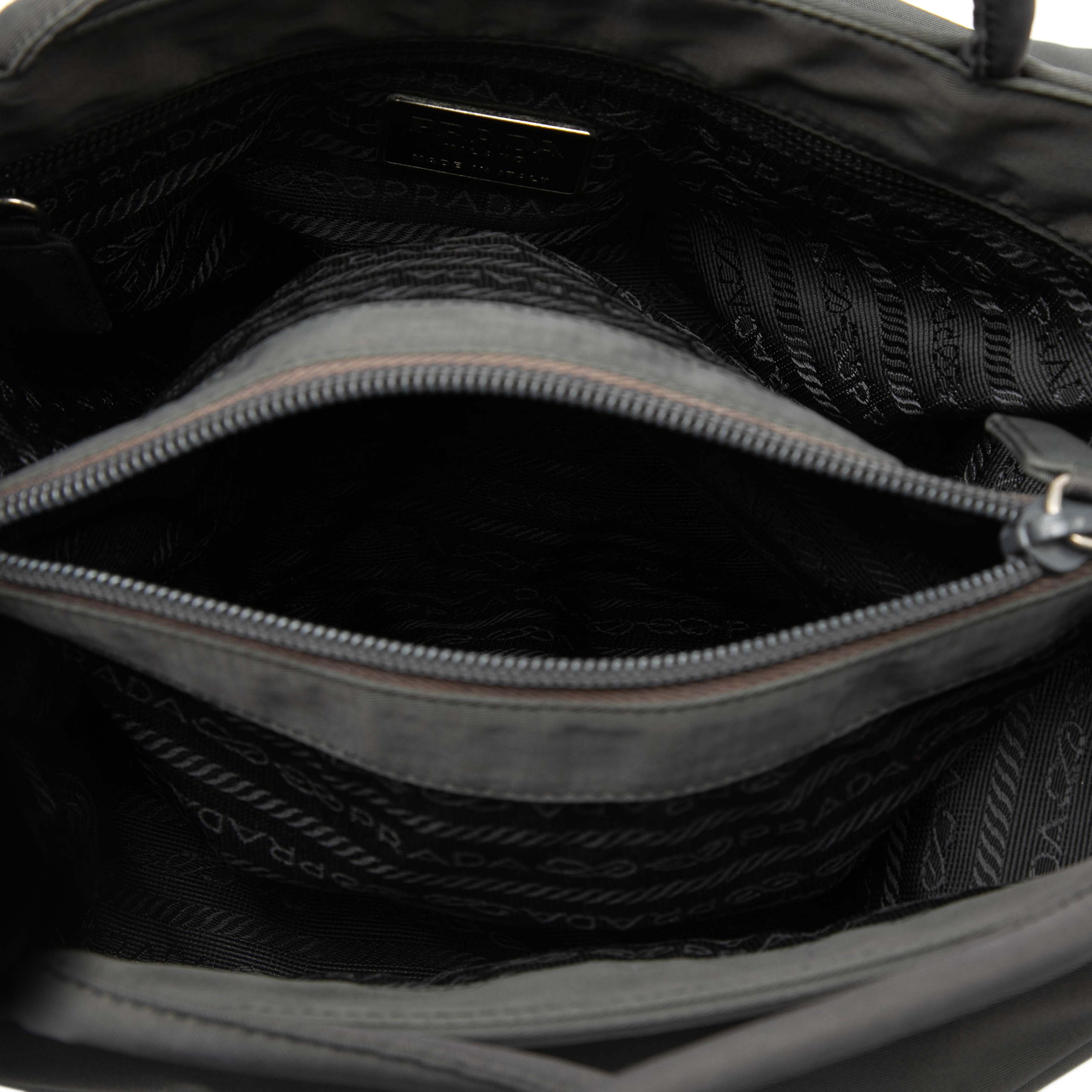 Prada Tessuto Tote, från Luxclusif, i färgen dark gray. Klicka för att öppna bilden i stort format