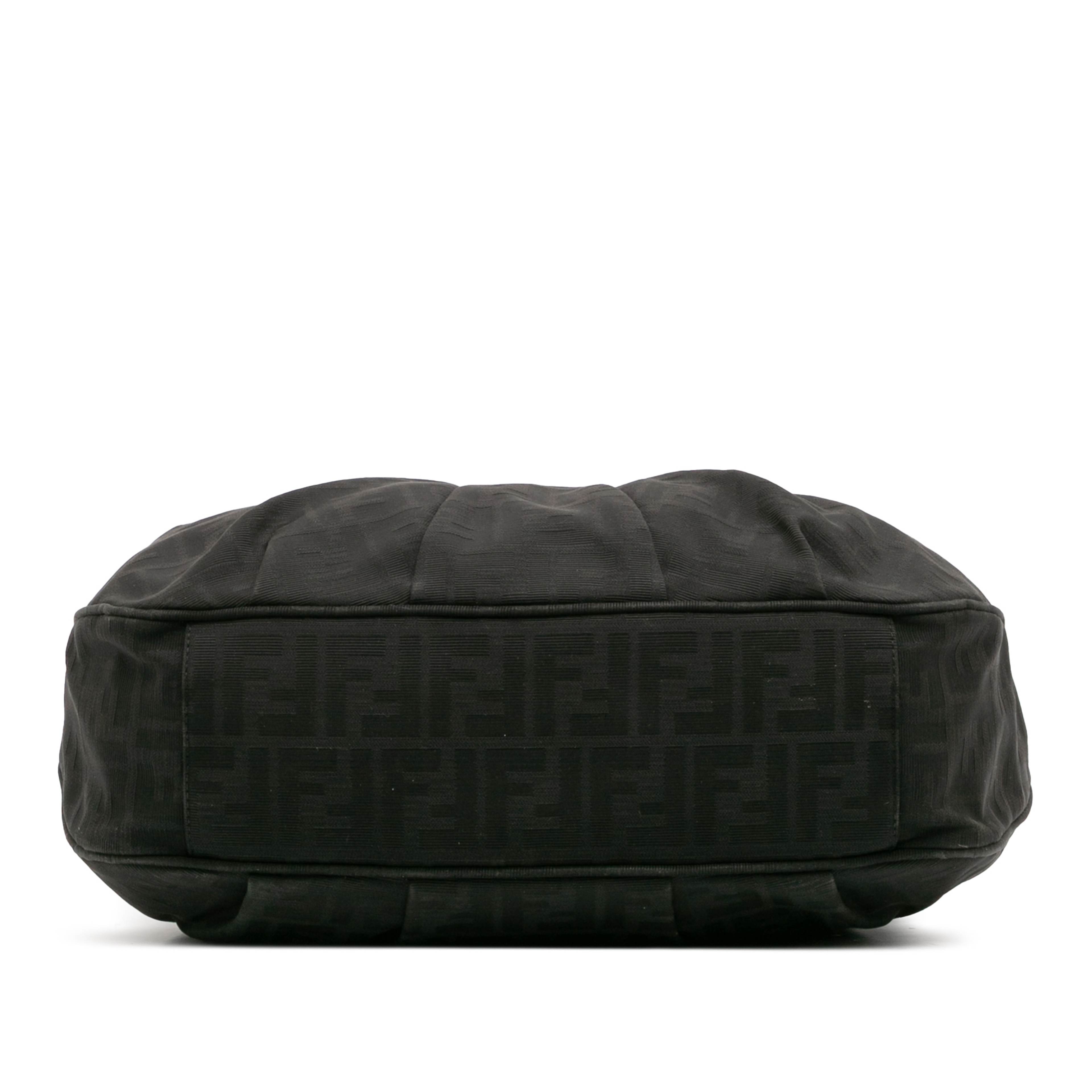 Fendi Zucca Canvas Mia Hobo, från Luxclusif, i färgen black. Klicka för att öppna bilden i stort format